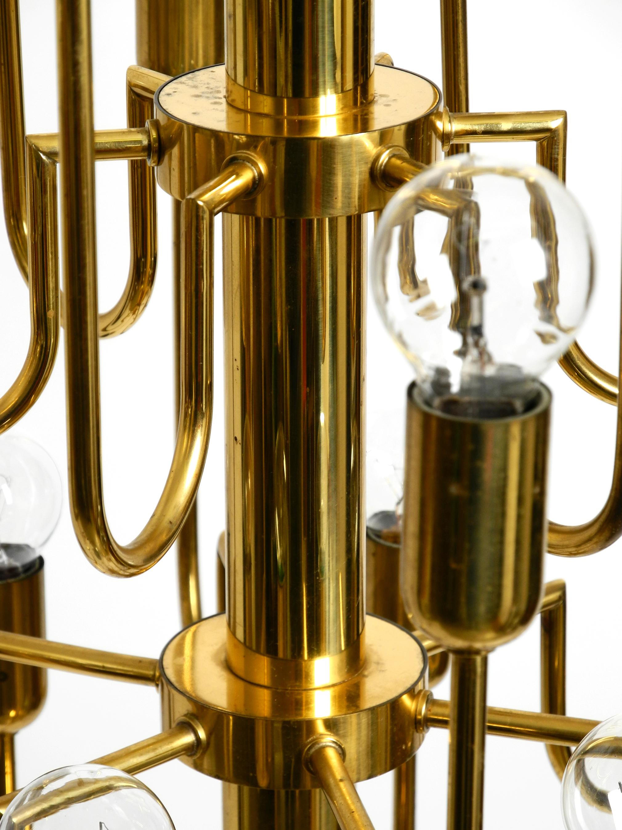 Beautiful three staged 18 arm Mid Century brass chandelier with a long brass rod For Sale 12