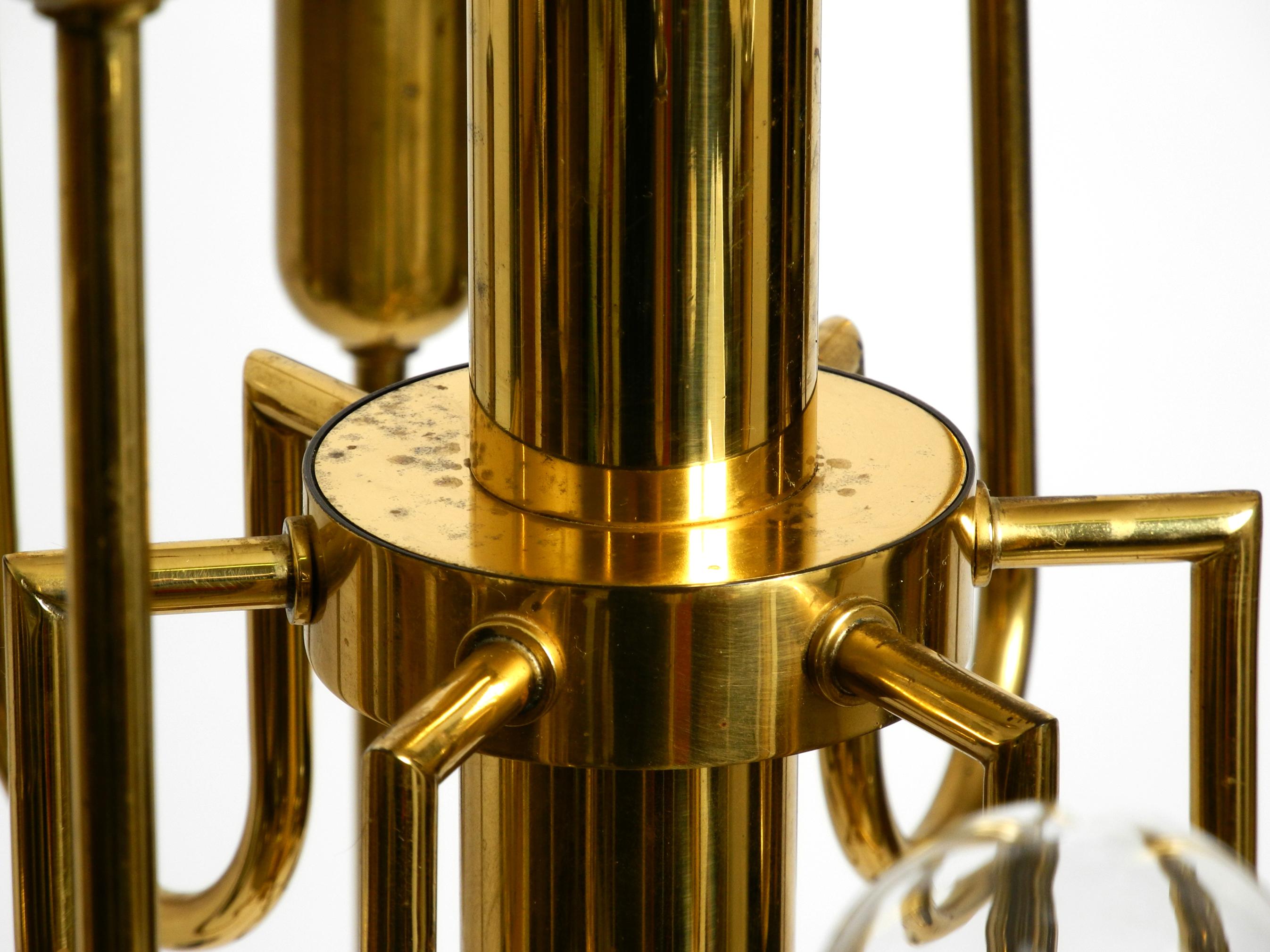 Beautiful three staged 18 arm Mid Century brass chandelier with a long brass rod For Sale 1