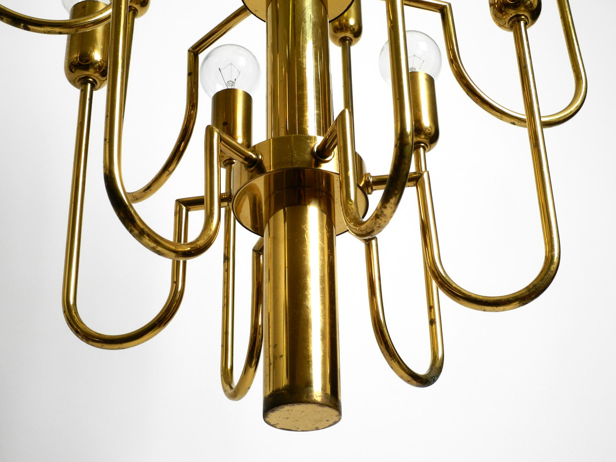 Beautiful three staged 18 arm Mid Century brass chandelier with a long brass rod For Sale 2