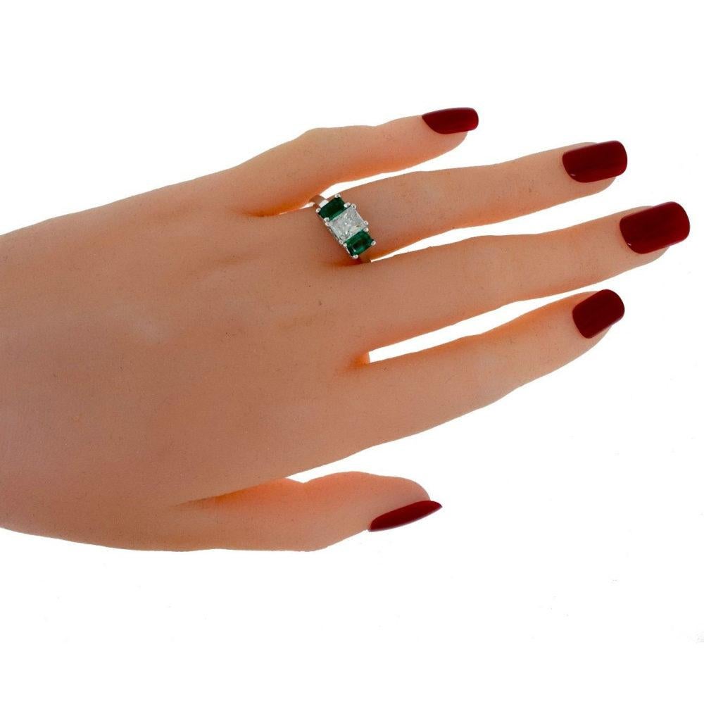
Métal : Or blanc

Pureté du métal : 14k

Pierres : 1 diamant carré

                  2 émeraudes vertes de Colombie

Couleur du diamant : J

Clarté du diamant : I1

Poids du diamant : 1,18 ct

Poids des émeraudes : 1,0 ct (0,5 ct par