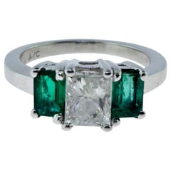 Precioso Anillo de Oro Blanco de Tres Piedras con Esmeralda Colombiana Verde Oscura y Diamantes