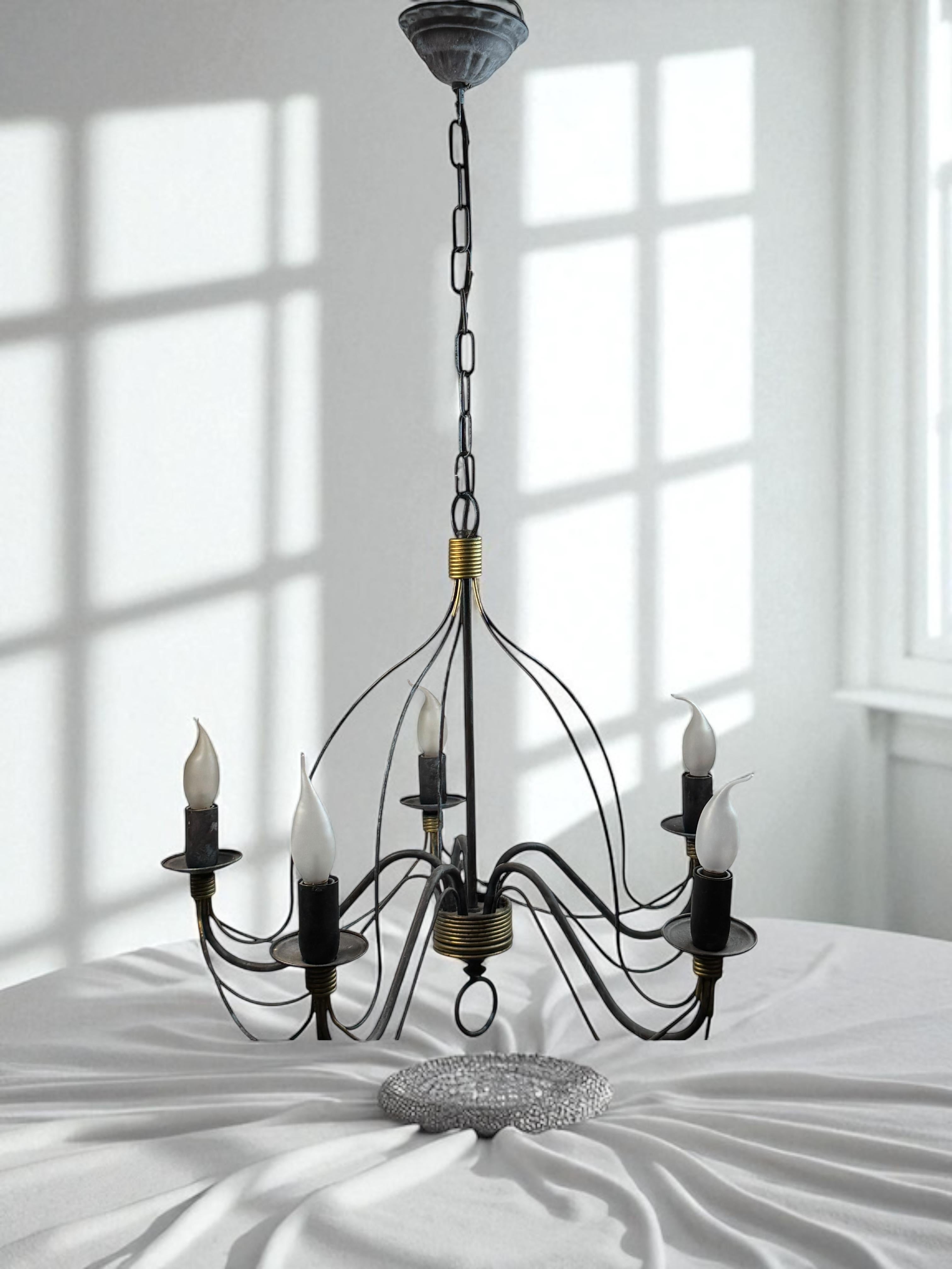 Beautiful Tole Classic Chandelier Weathered Verdigris and Gilded Metal Vintage For Sale 7