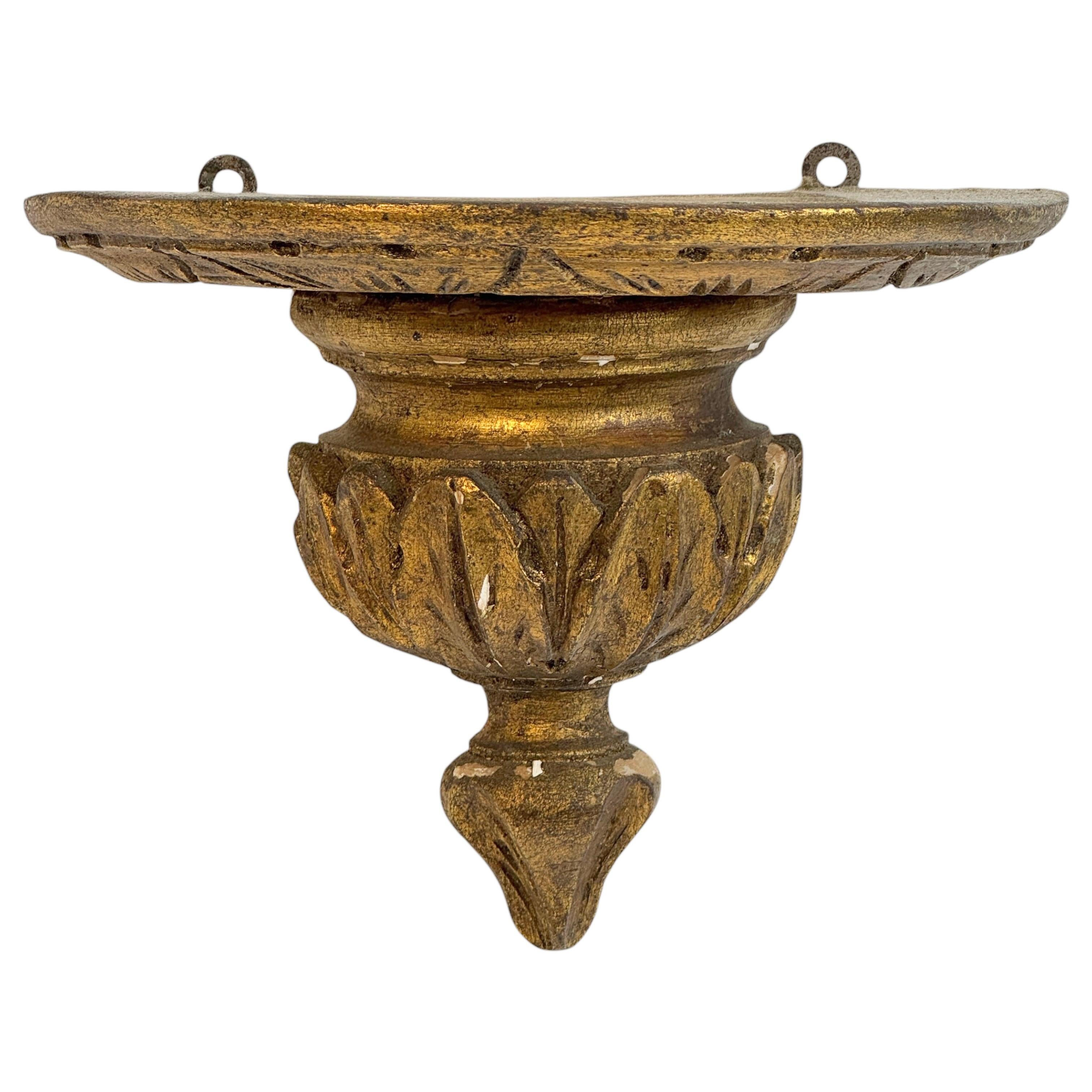 Se ofrece una consola de pared o estantería absolutamente impresionante, de 1890 o más antigua. Una pátina menor confiere a esta pieza un toque de clase. De madera artesanal y dorada. Utilízala sólo como estante decorativo o coloca encima uno de tus