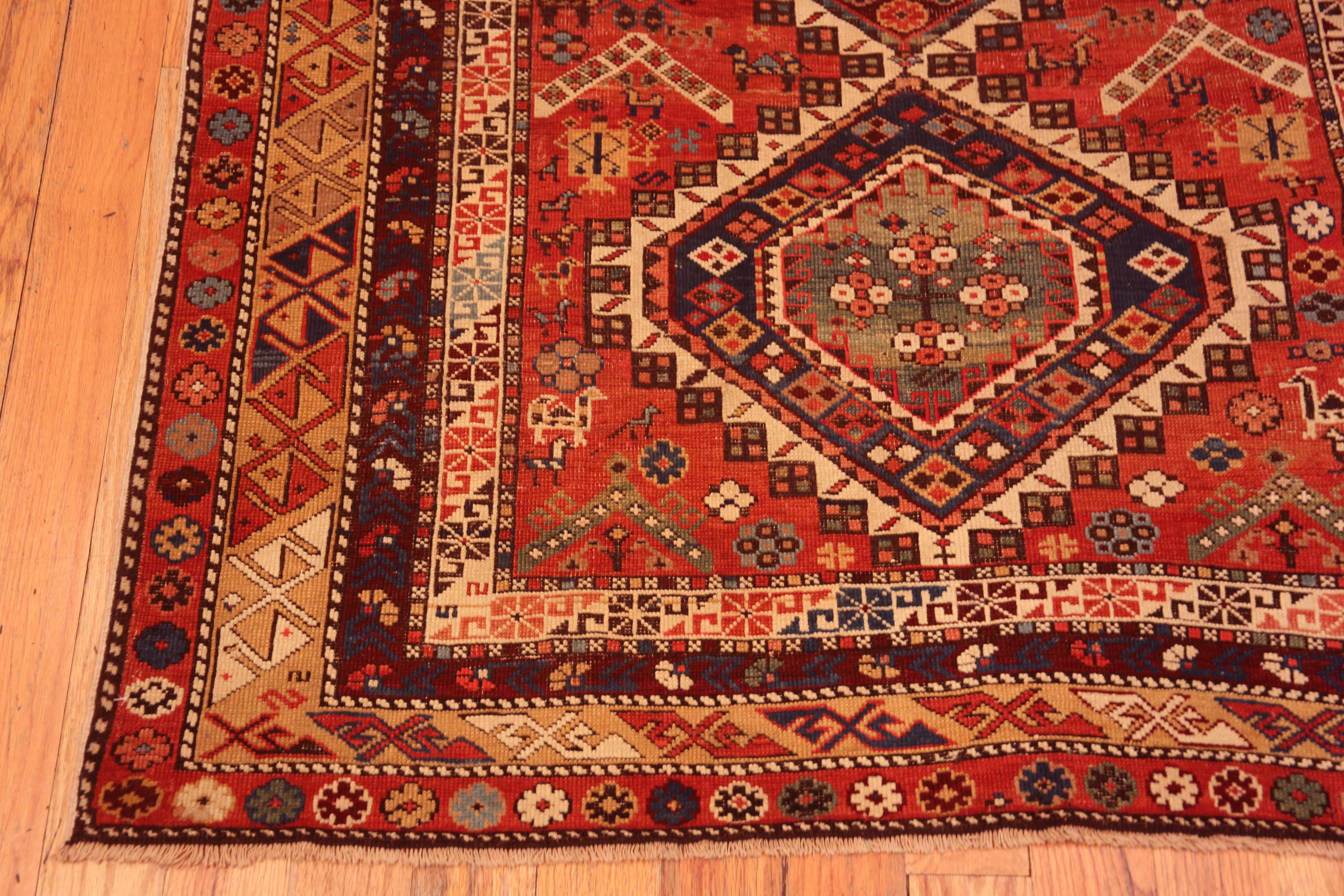 Magnifique tapis tribal antique rustique caucasien Shirvan Animal Design, Pays d'origine : Caucasian Rugs, Circa date : 1900