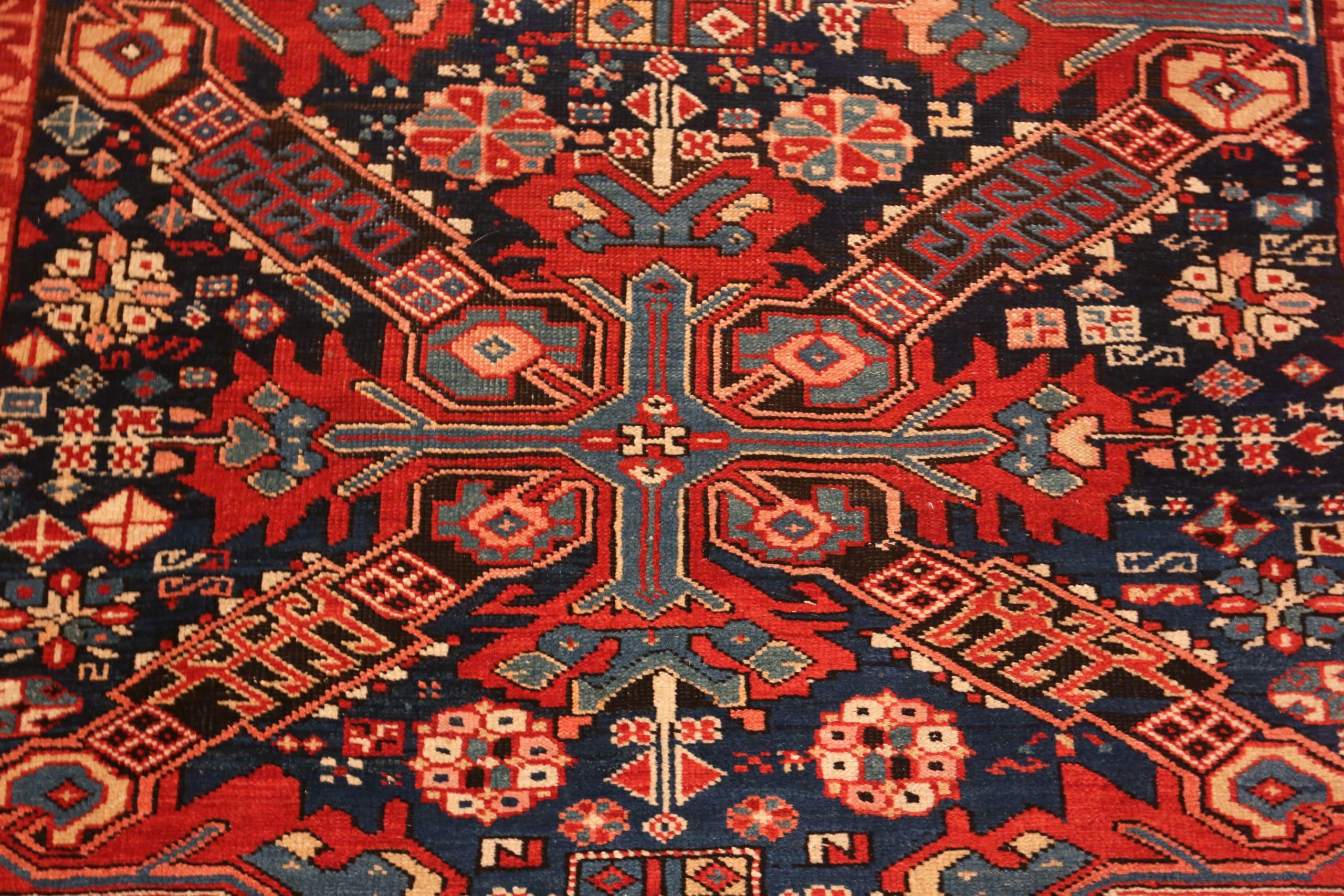 Schöner antiker kaukasischer Stammeskunst-Teppich auf Seychour 3'6