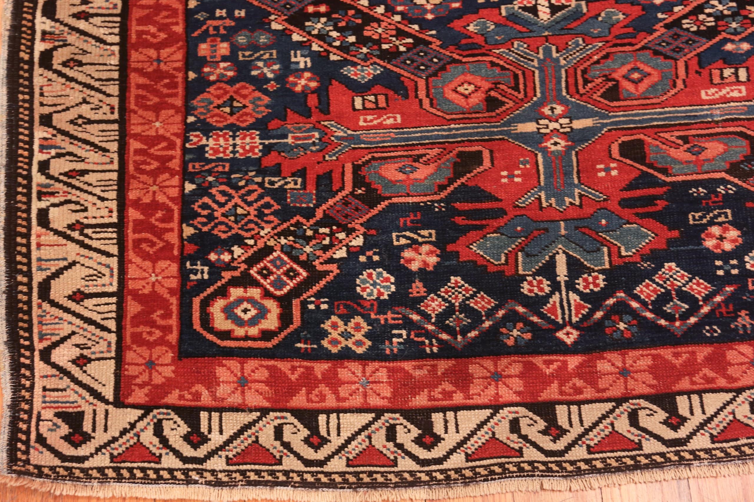 Schöner antiker kaukasischer Stammeskunst-Teppich auf Seychour 3'6
