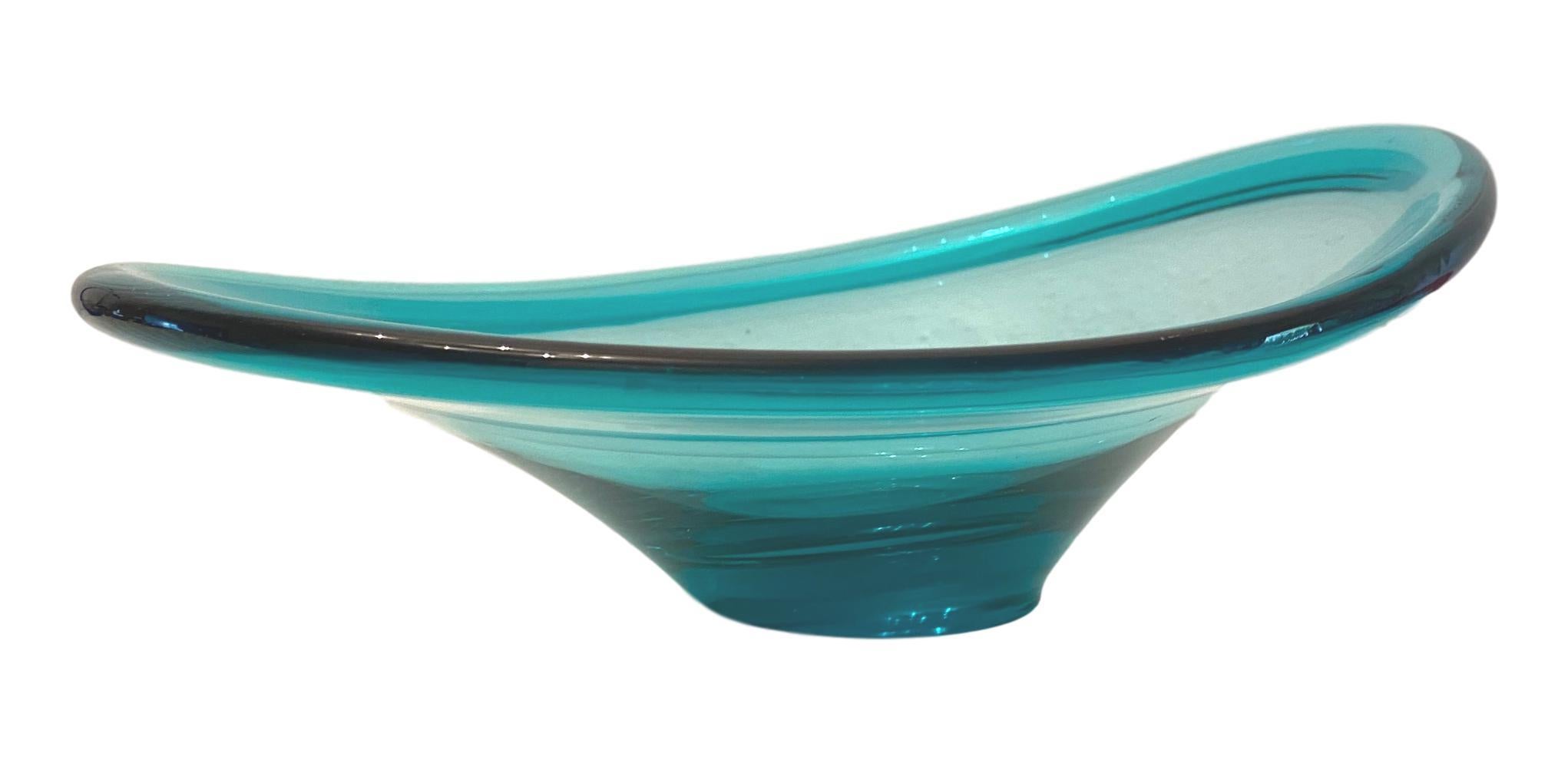 Gorgeous hand blown Murano art glass piece with Sommerso and bullicante techniques. A beautiful organic shaped bowl or catchall in turquoise green-blue color, Italy, 1980s.