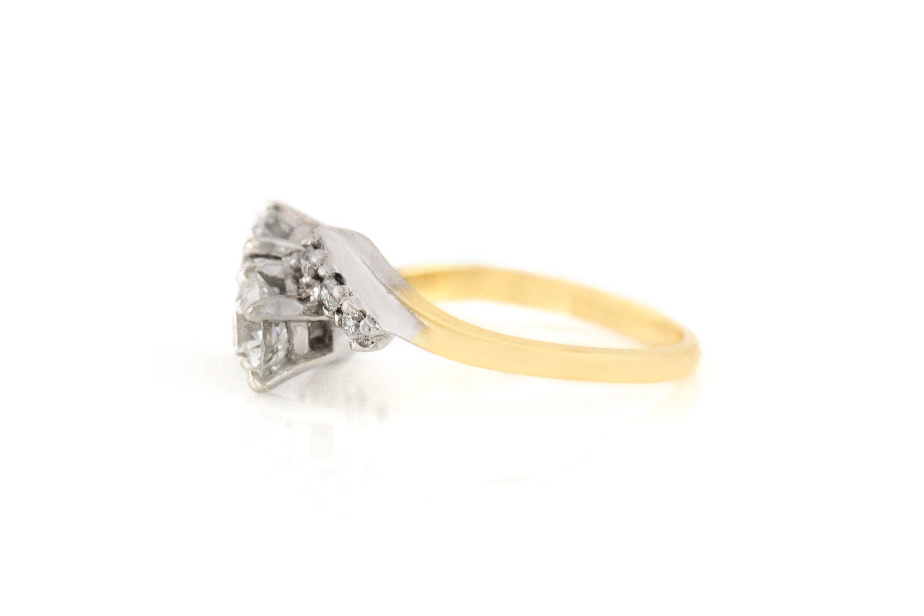 Verlobungsring aus 18 Karat und Platin mit Diamanten in der Mitte im Zustand „Hervorragend“ im Angebot in New York, NY