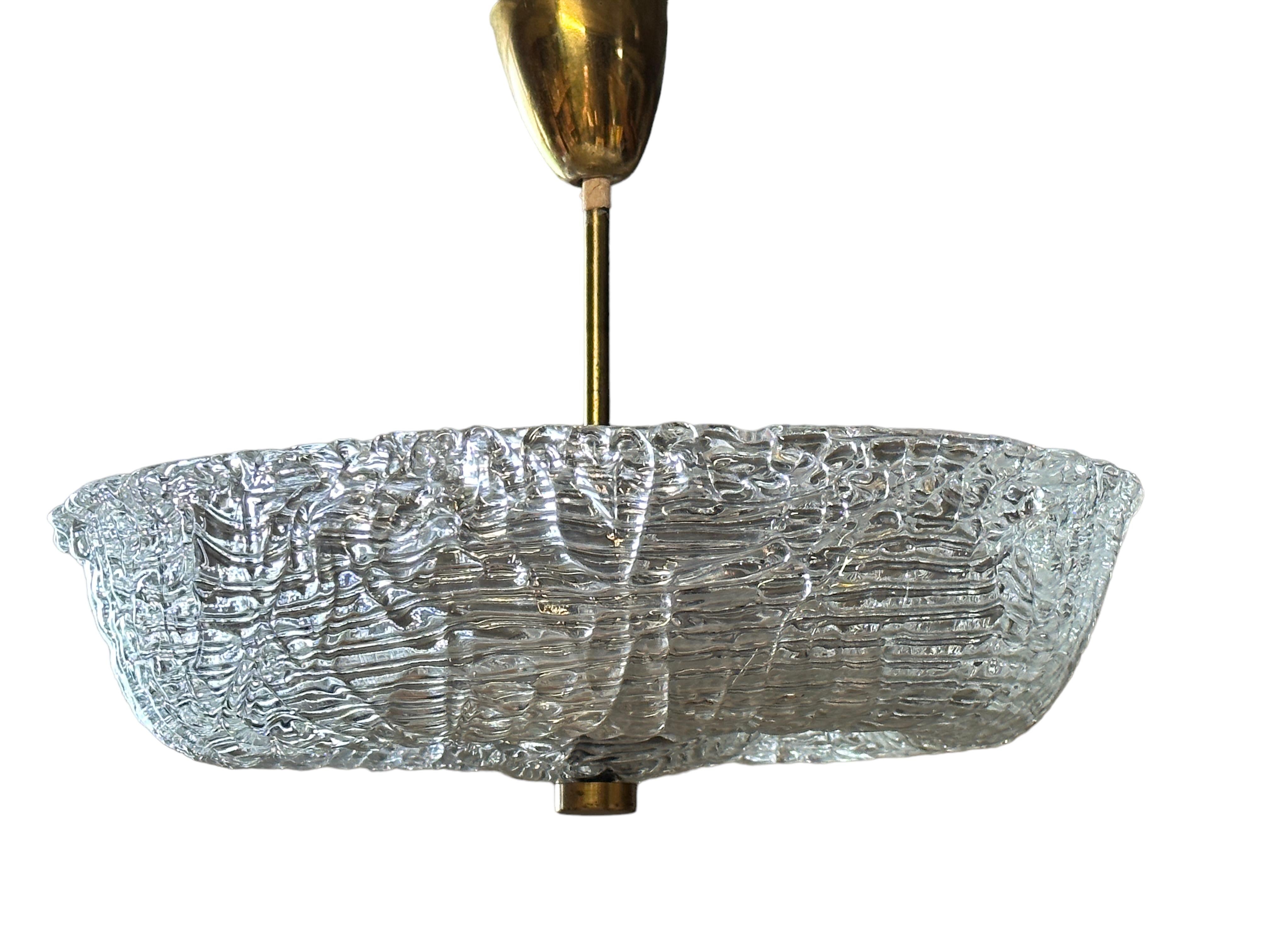 Bellissimo lampadario a sospensione a due luci in vetro di ghiaccio Kalmar, Austria, anni '50 In condizioni buone in vendita a Nuernberg, DE