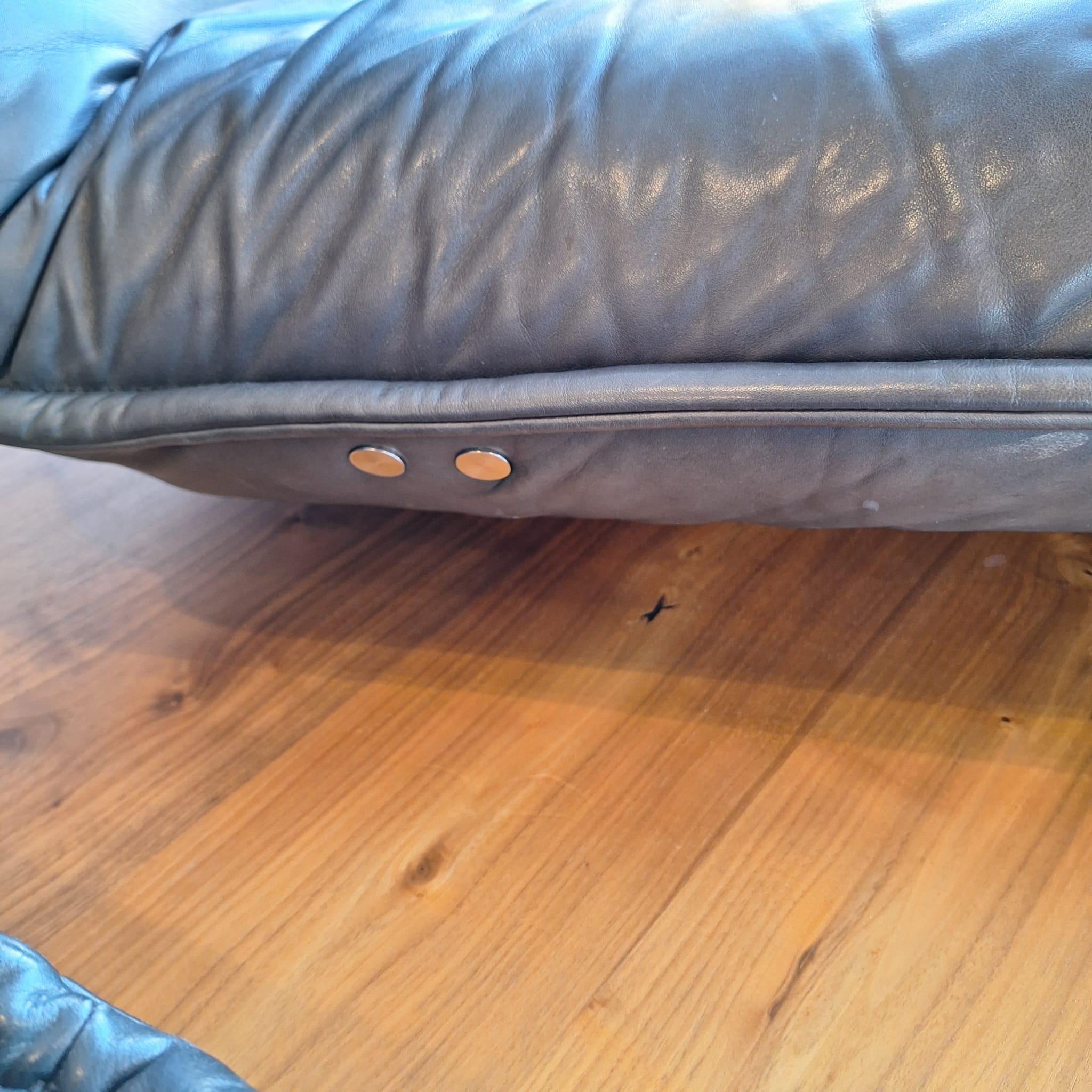 Schönes zweisitziges Sofa von Koinor (Metall) im Angebot