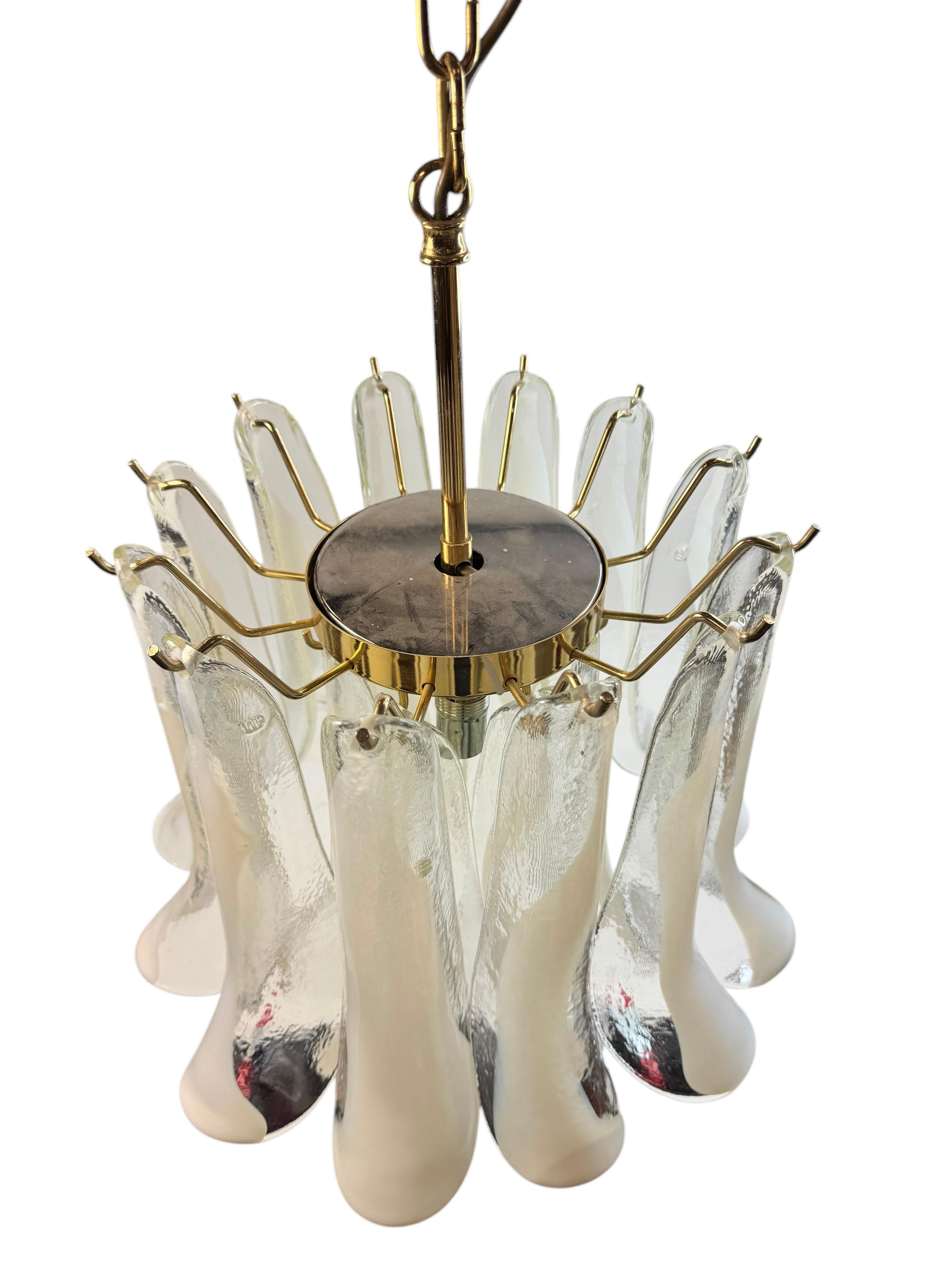 Bellissimo lampadario a due piani con petali in vetro di Murano, anni '70 in vendita 3