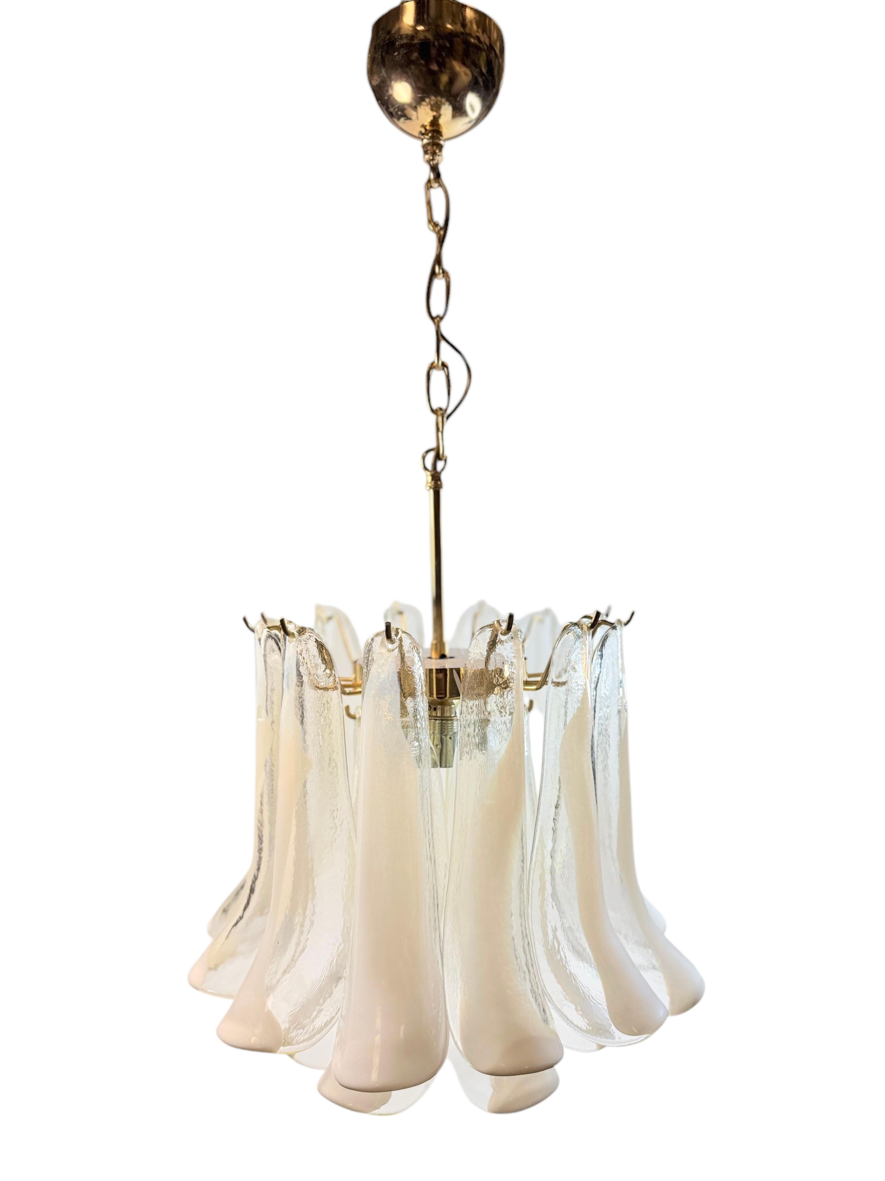 Bellissimo lampadario a due piani con petali in vetro di Murano, anni '70 in vendita 7