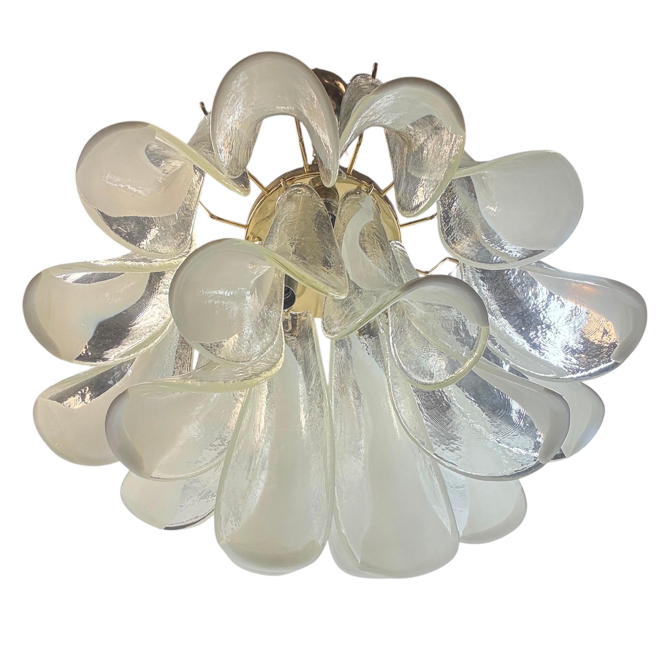 Bellissimo lampadario a due piani con petali in vetro di Murano, anni '70 in vendita 8