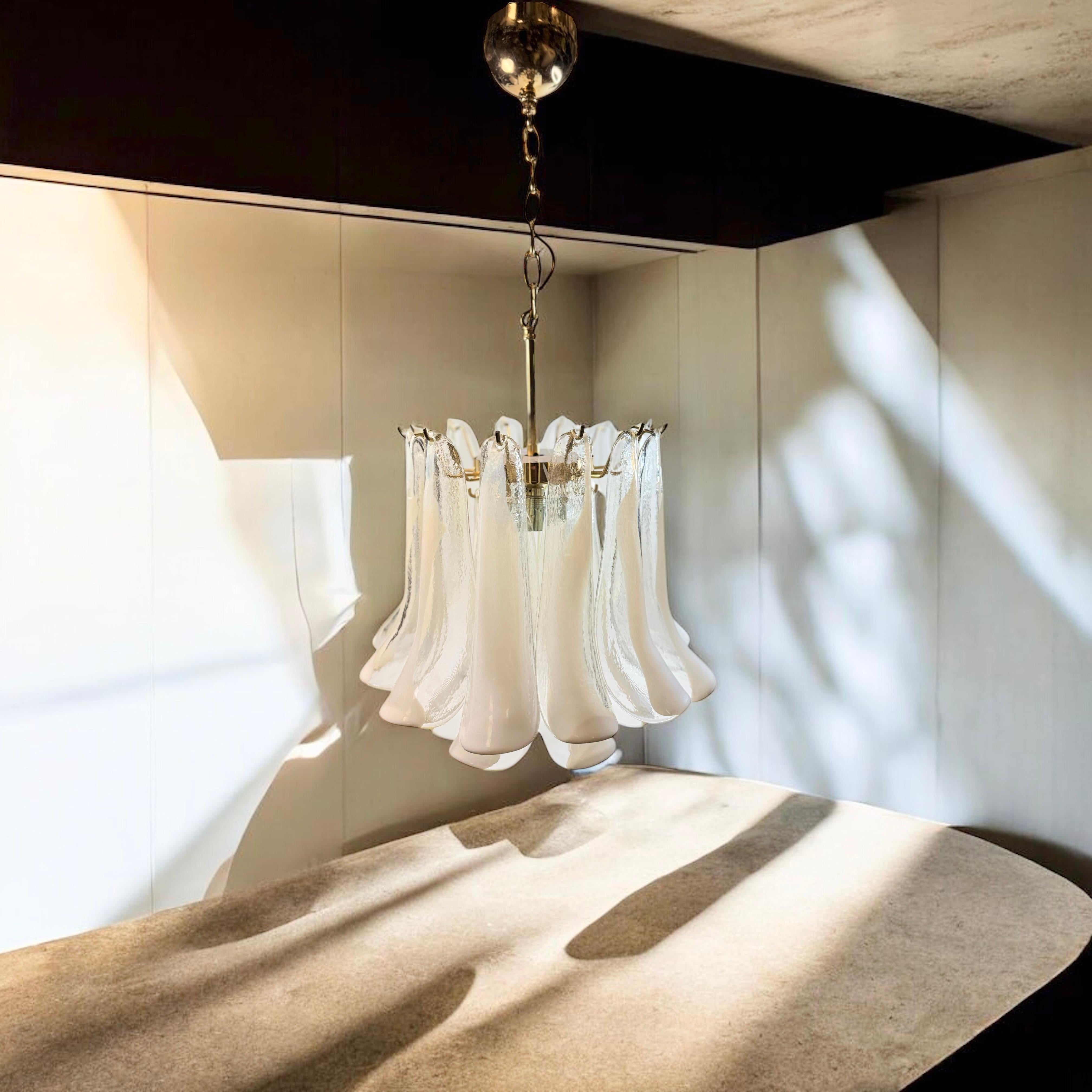 Bellissimo lampadario a due piani con petali in vetro di Murano, anni '70 in vendita 9