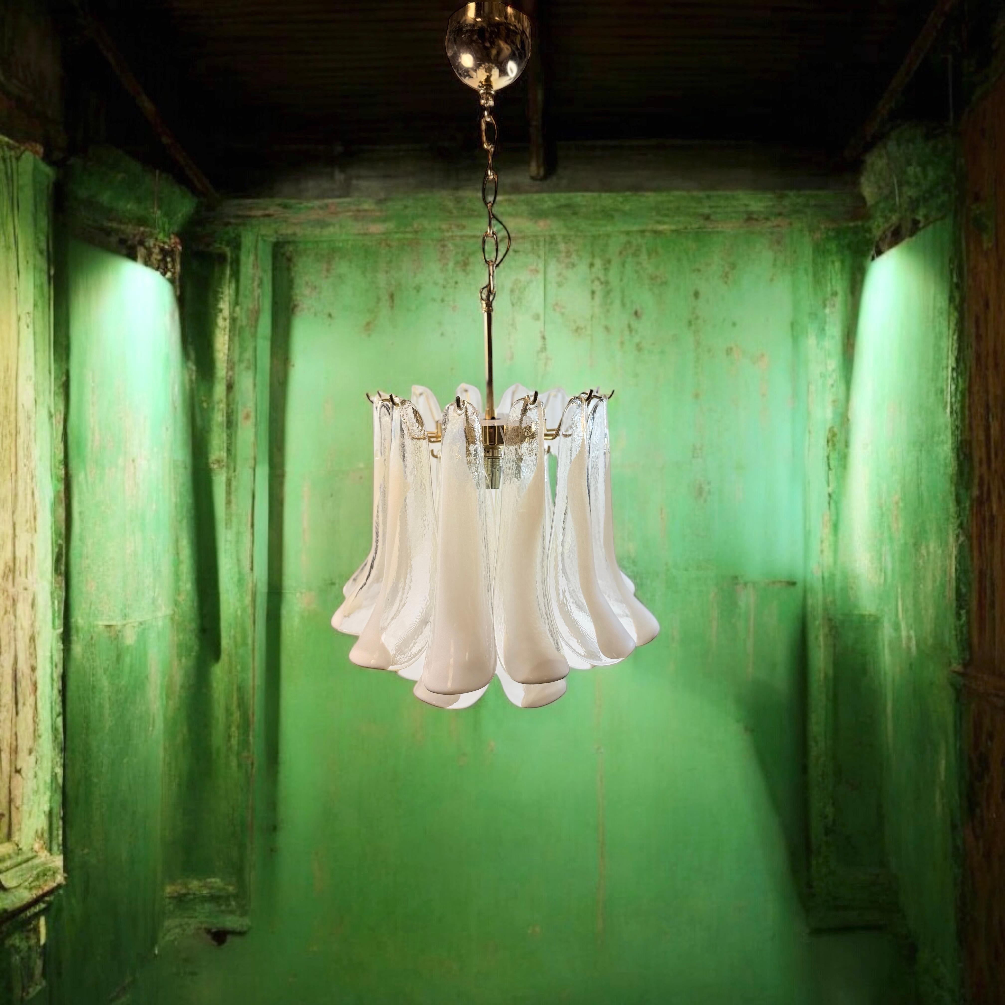 Bellissimo lampadario a due piani con petali in vetro di Murano, anni '70 in vendita 10