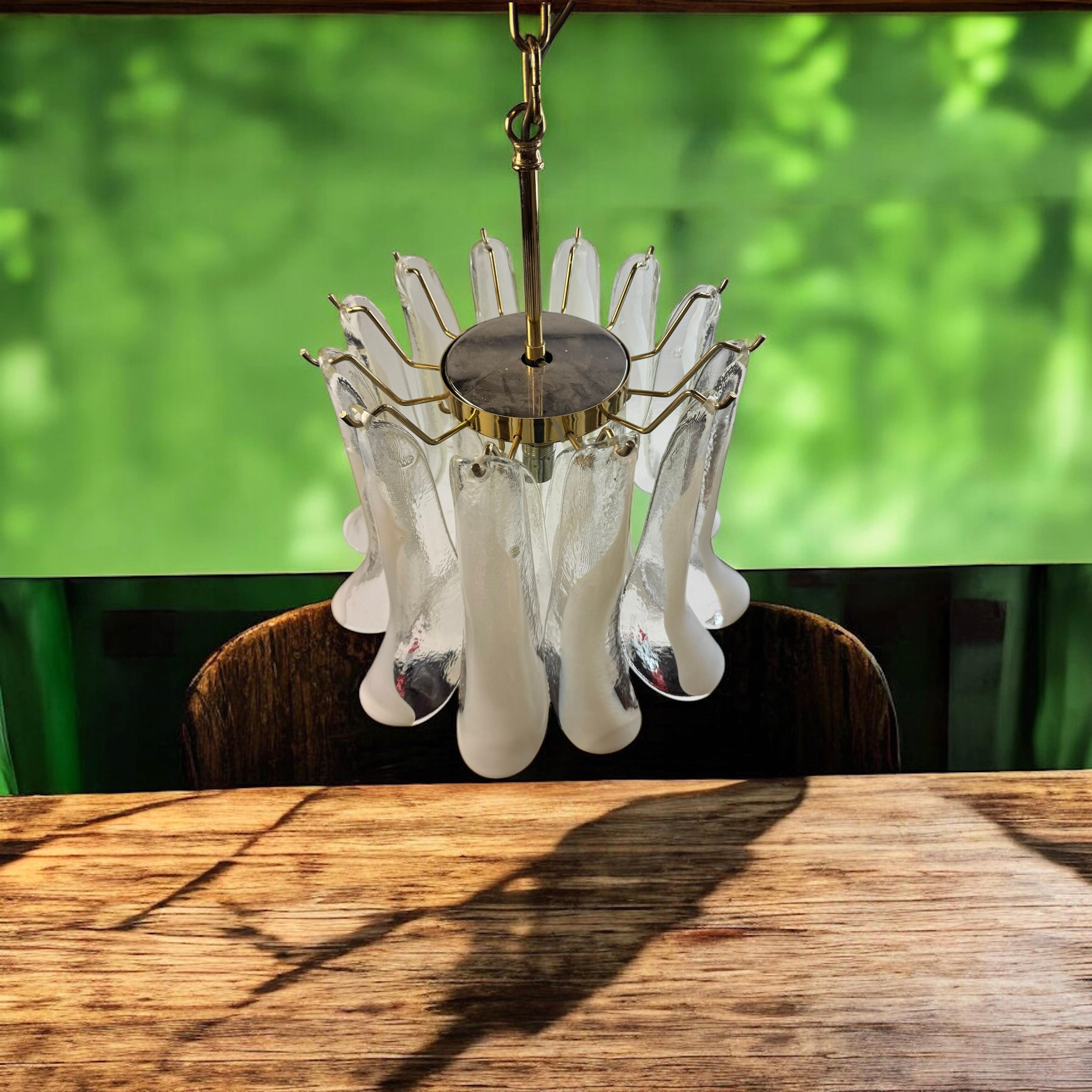 Bellissimo lampadario a due piani con petali in vetro di Murano, anni '70 in vendita 11