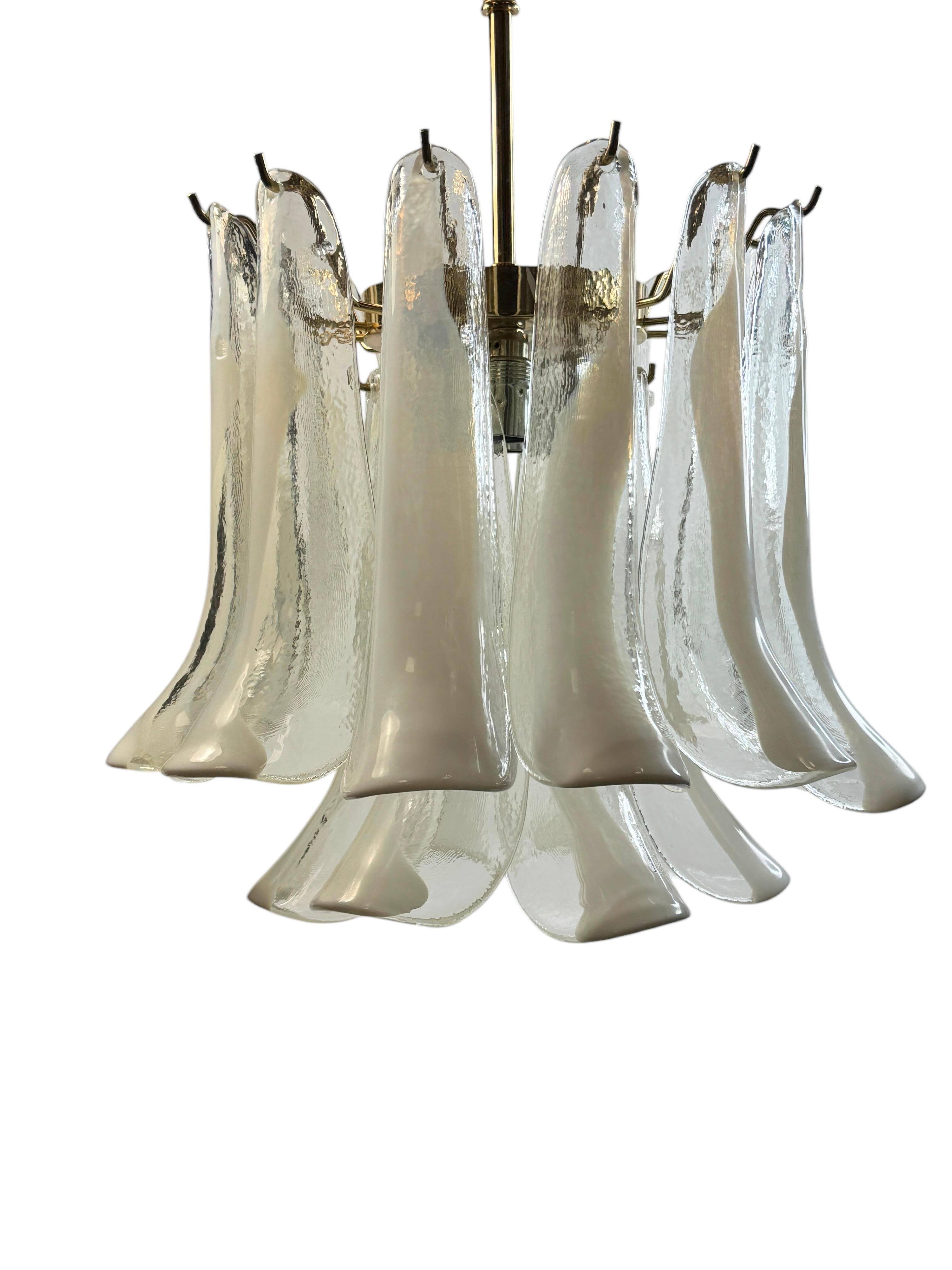 Moderno Bellissimo lampadario a due piani con petali in vetro di Murano, anni '70 in vendita