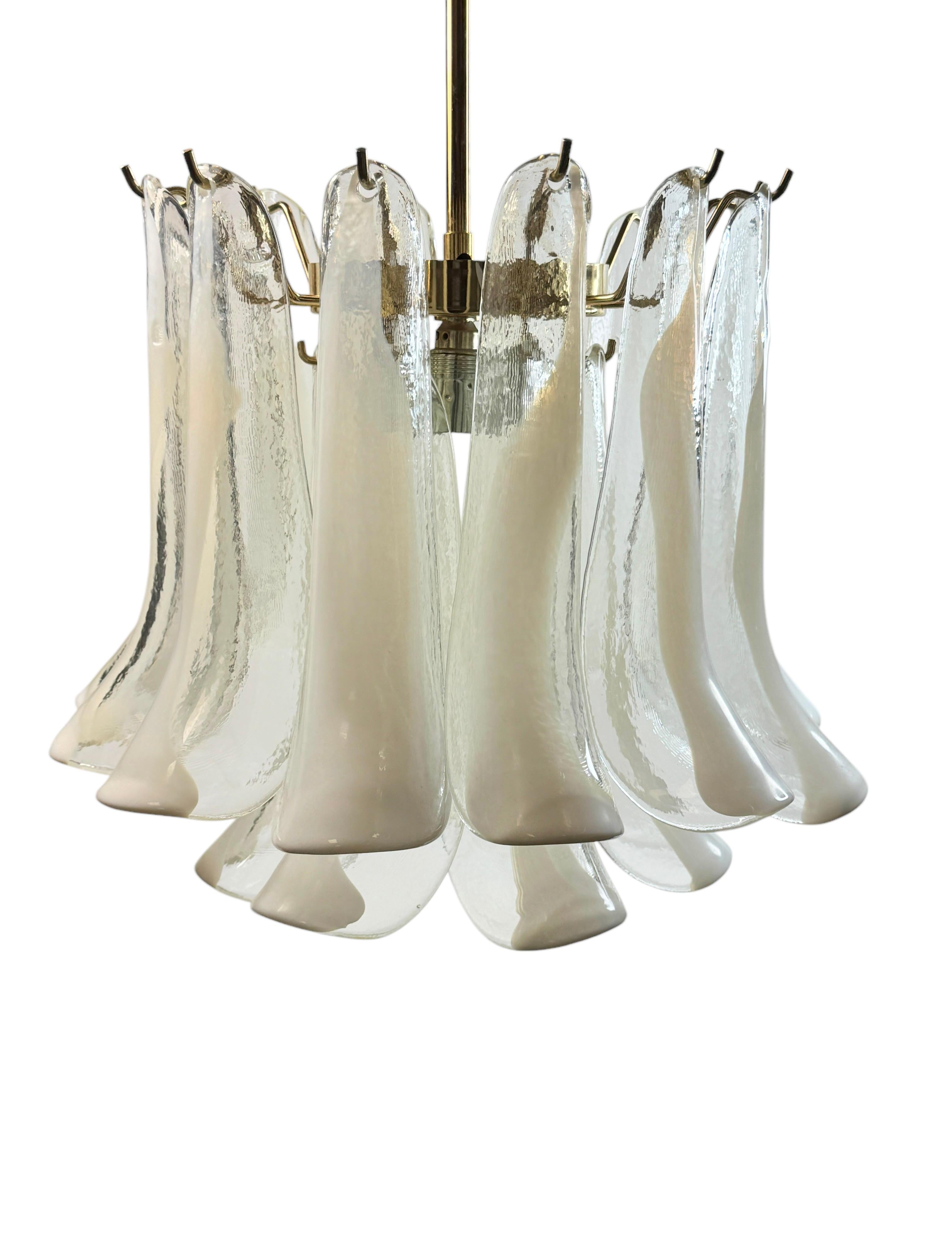 Italiano Bellissimo lampadario a due piani con petali in vetro di Murano, anni '70 in vendita