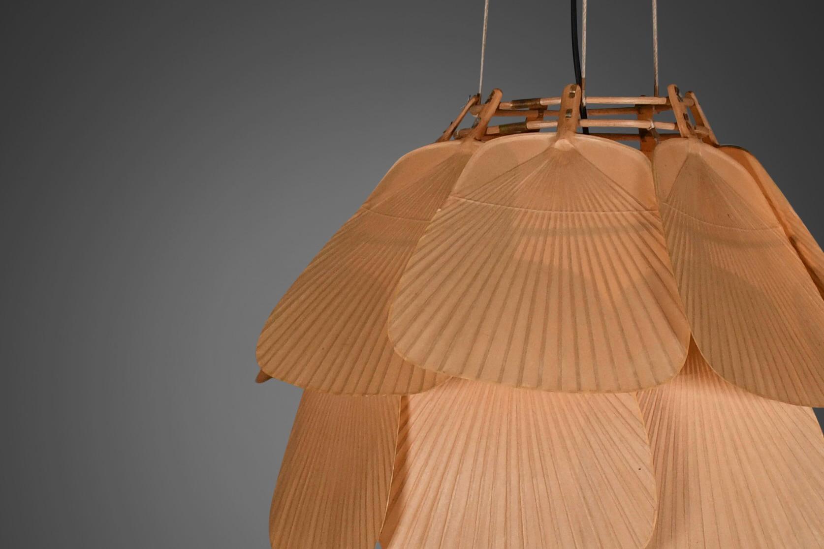 Raro lampadario Uchiwa Ju-Yon a due livelli in ottime condizioni. 

Progettato da Ingo Maurer per M design, Germania. 

Due disponibili!

Questo lampadario è realizzato a mano con bambù e carta di riso giapponese. 

La lampada è composta da