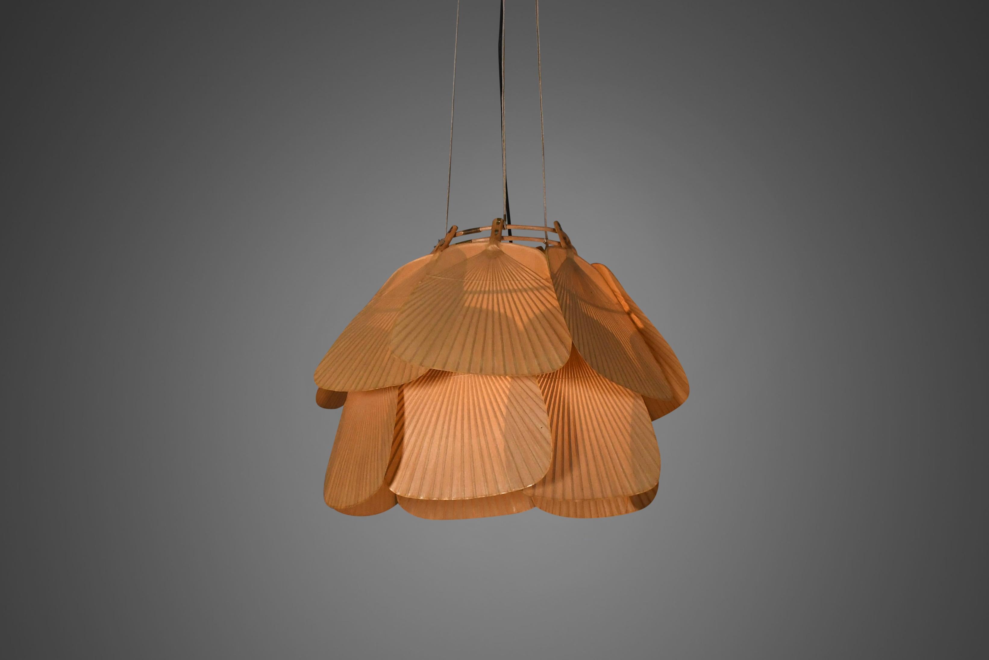 Bellissimo lampadario Uchiwa 'Ju Yon' di Ingo Maurer, Germania, anni '70 In condizioni ottime in vendita a Echt, NL