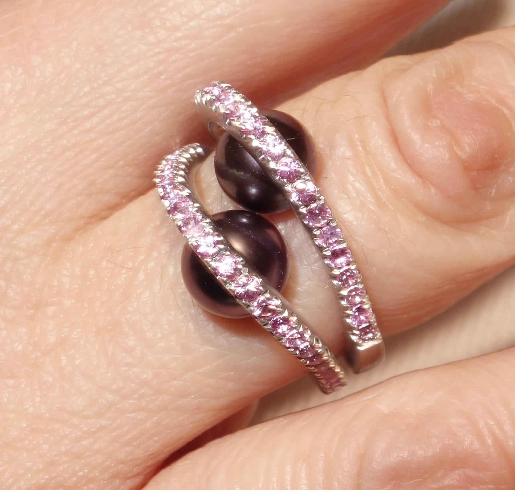 Women's Beautiful Unique Black Pearl and Pink Sapphire Runway Ring For Sale