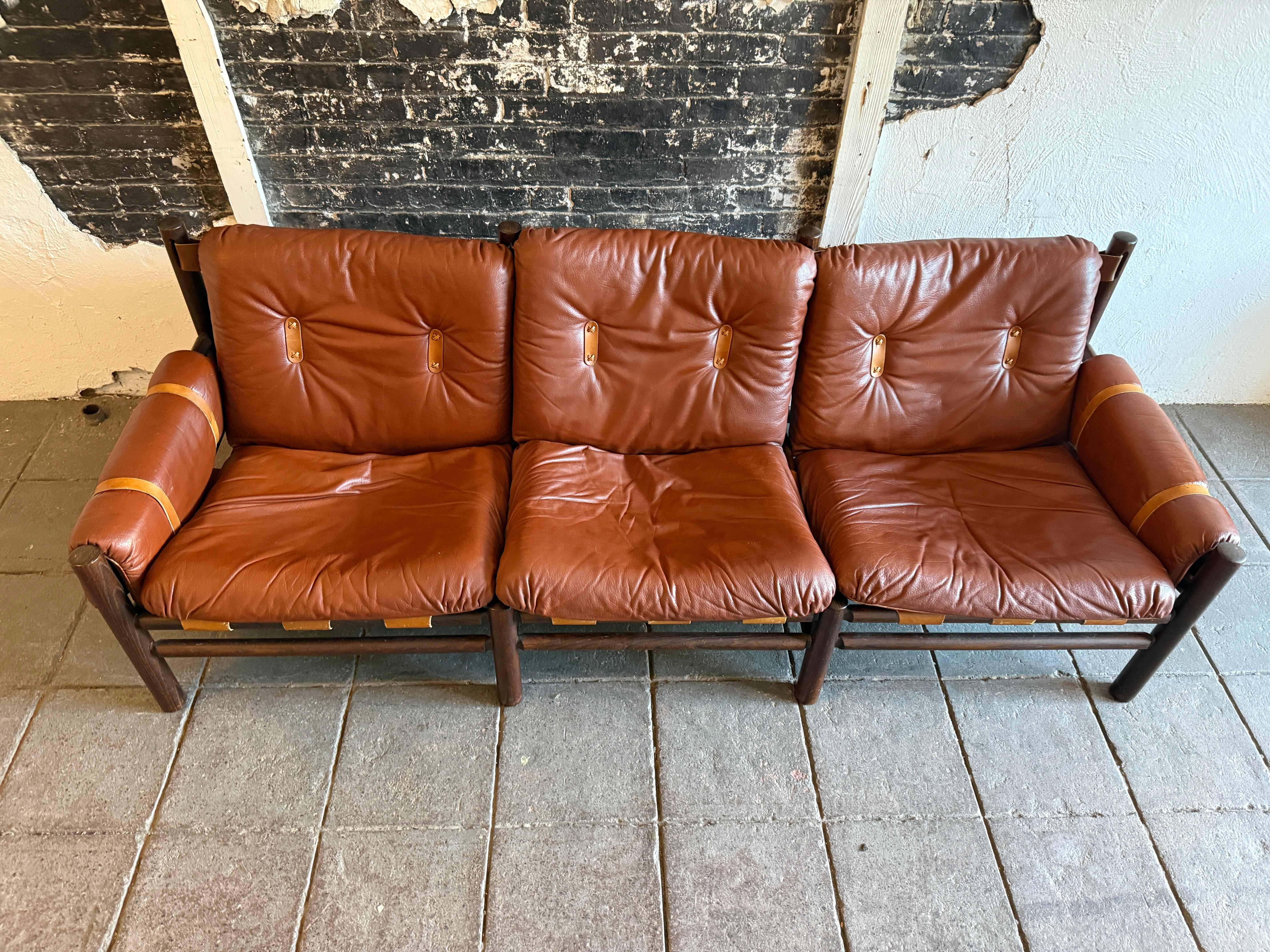Scandinavo moderno Bellissimo divano safari a 3 posti in pelle con imbracatura bassa del Medioevo di Bruksbo in vendita