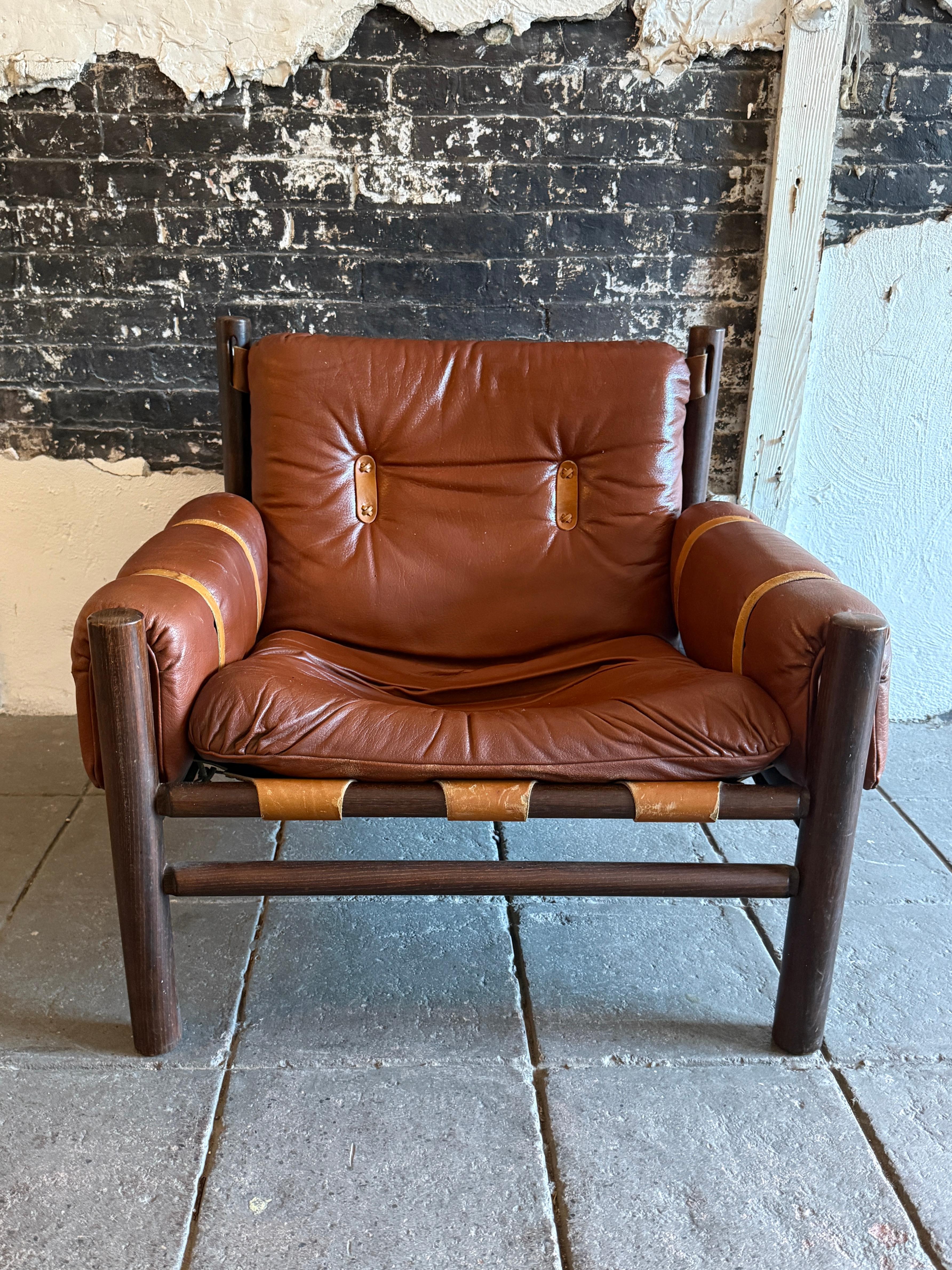 Bellissima sedia da salotto safari in pelle con imbragatura bassa di metà secolo, realizzata dal produttore di mobili norvegese Bruksbo. Una sedia safari molto rara di Brukso / Stranda, Norvegia. Questa sedia non è solo un piacere per gli occhi, ma