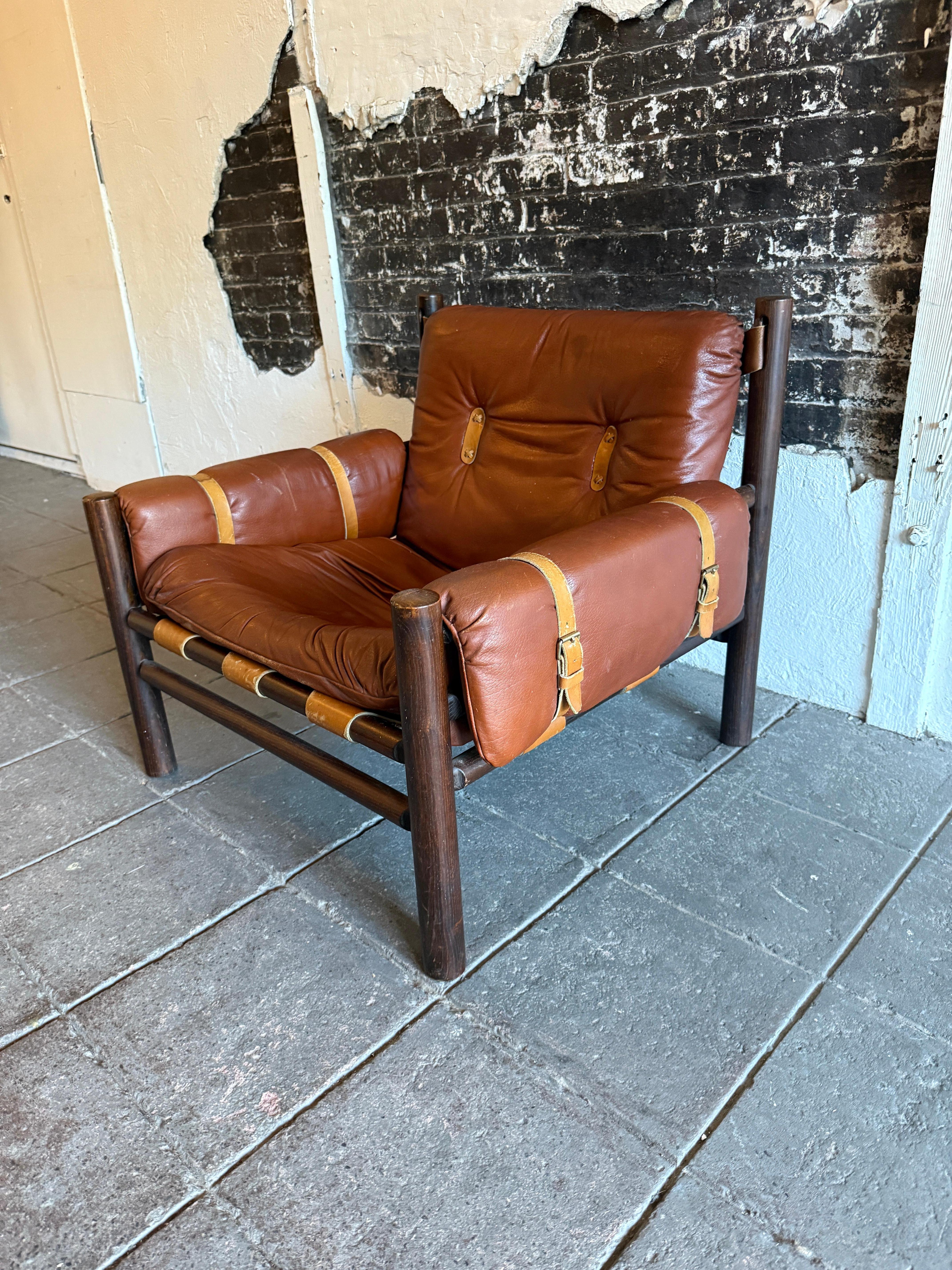 Scandinavo moderno Bellissima sedia safari in pelle con imbragatura bassa di metà secolo di Bruksbo in vendita