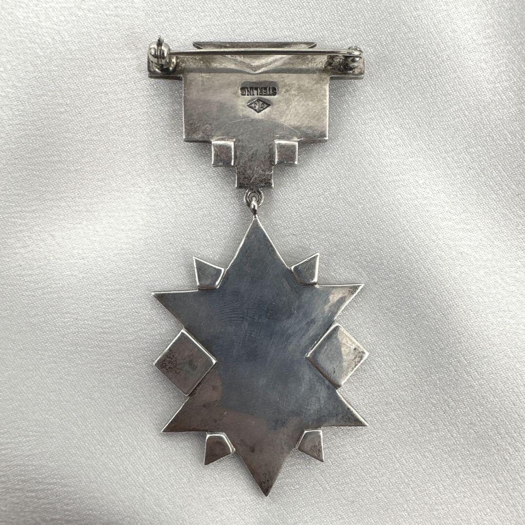 Taille cabochon Magnifique broche unique en argent sterling avec cristal d'onyx en vente