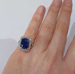 Beautiful Untreated 8.81 carats Ceylon Royal Blue Sapphire (Swiss Certified)