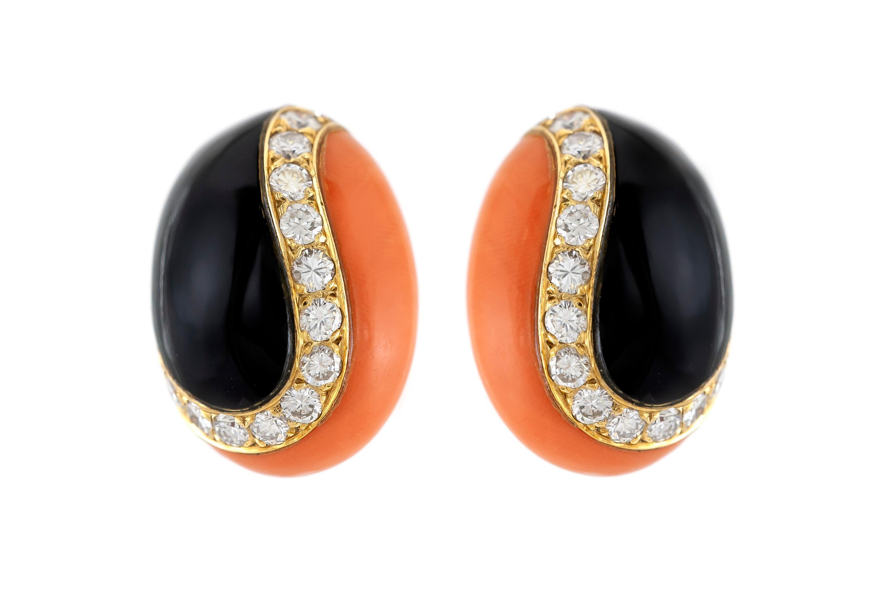 Beautiful Van Cleef & Arpels Set Coral Onyx Diamonds Earrings, Bracelet and Ring For Sale 6