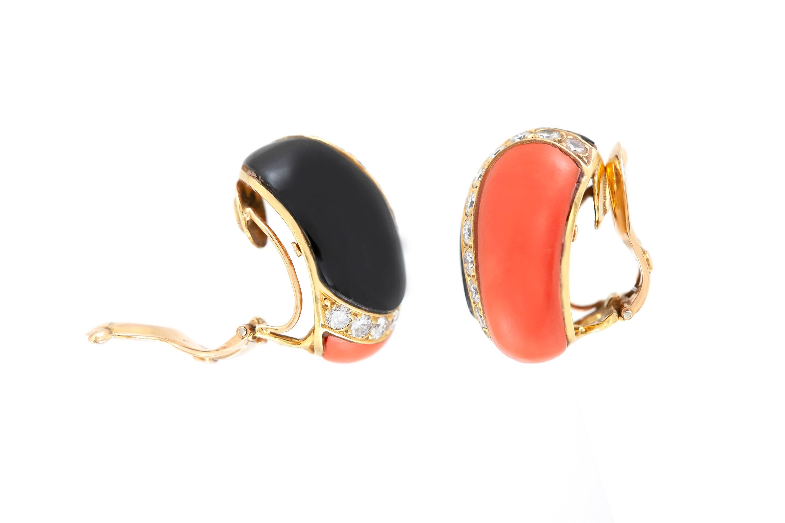 Beautiful Van Cleef & Arpels Set Coral Onyx Diamonds Earrings, Bracelet and Ring For Sale 7