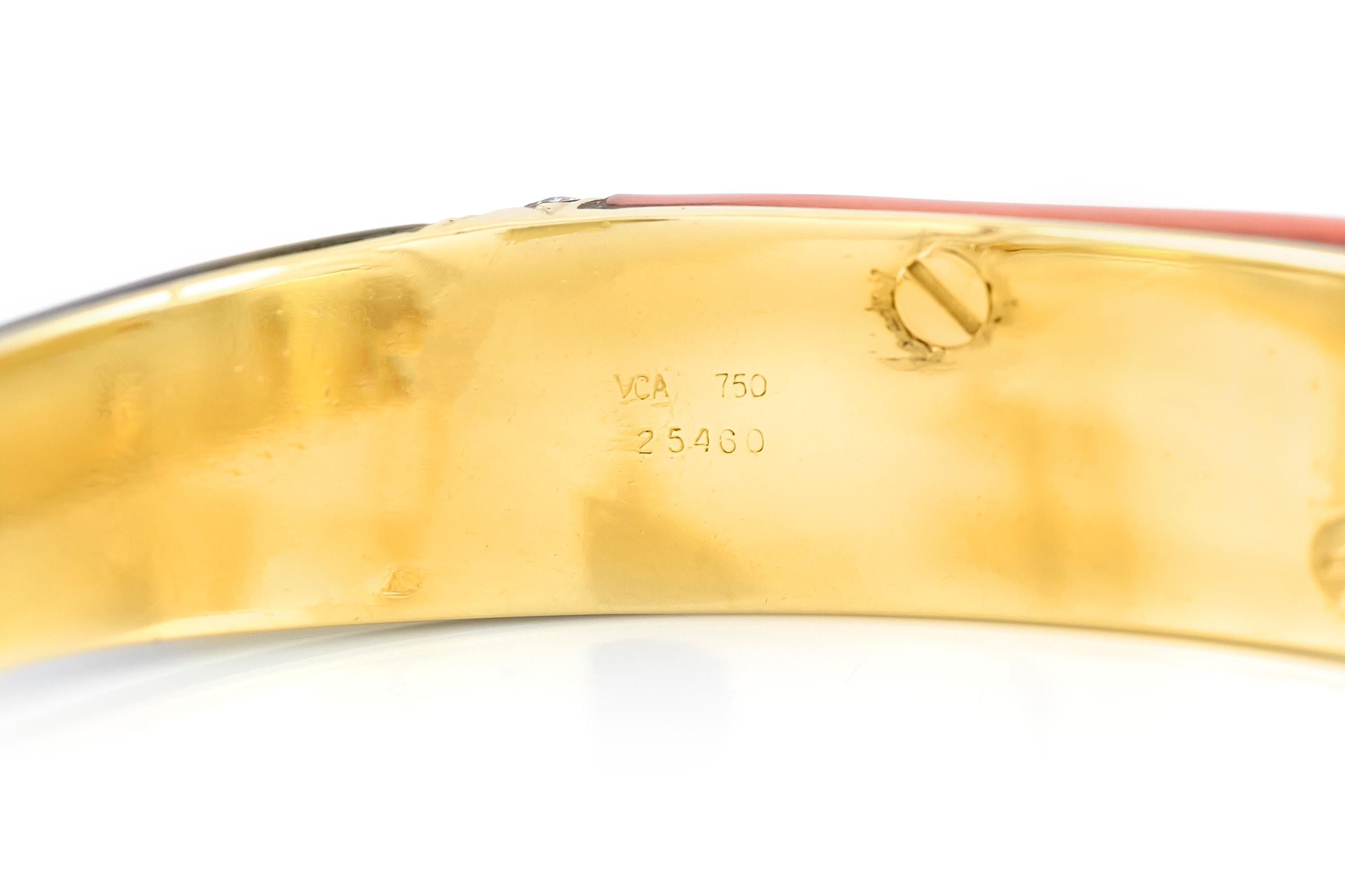 Dieses elegante Set aus Armband, Ring und Ohrringen ist aus 18 Karat Gelbgold gefertigt und mit Korallen-Onyx und Diamanten besetzt.  Signiert von Van Cleef & Arpels. Das Glamour-Set besteht aus Clip-Ohrringen, einem Armband mit Clipverschluss und