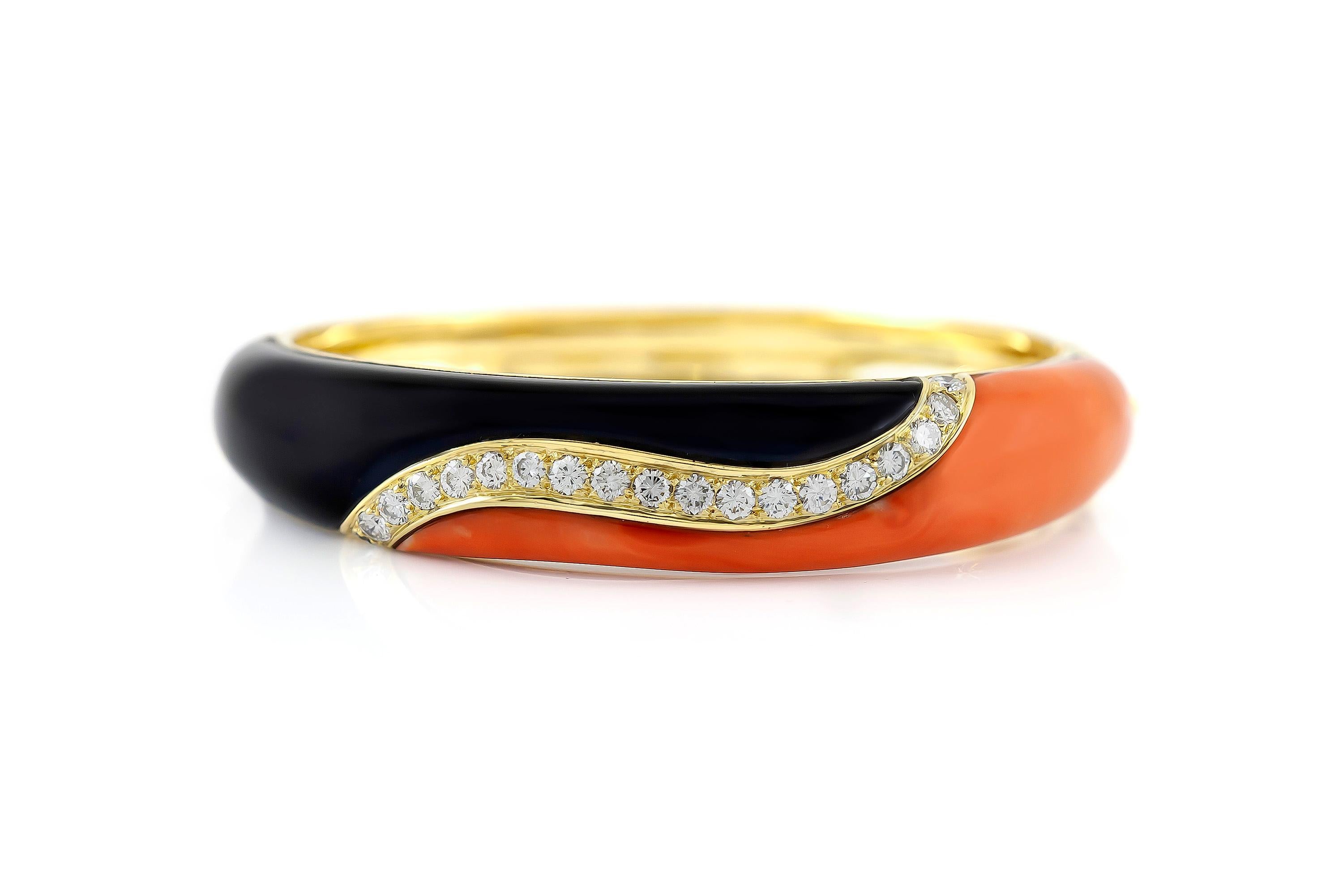 Beautiful Van Cleef & Arpels Set Coral Onyx Diamonds Earrings, Bracelet and Ring In Excellent Condition For Sale In New York, NY