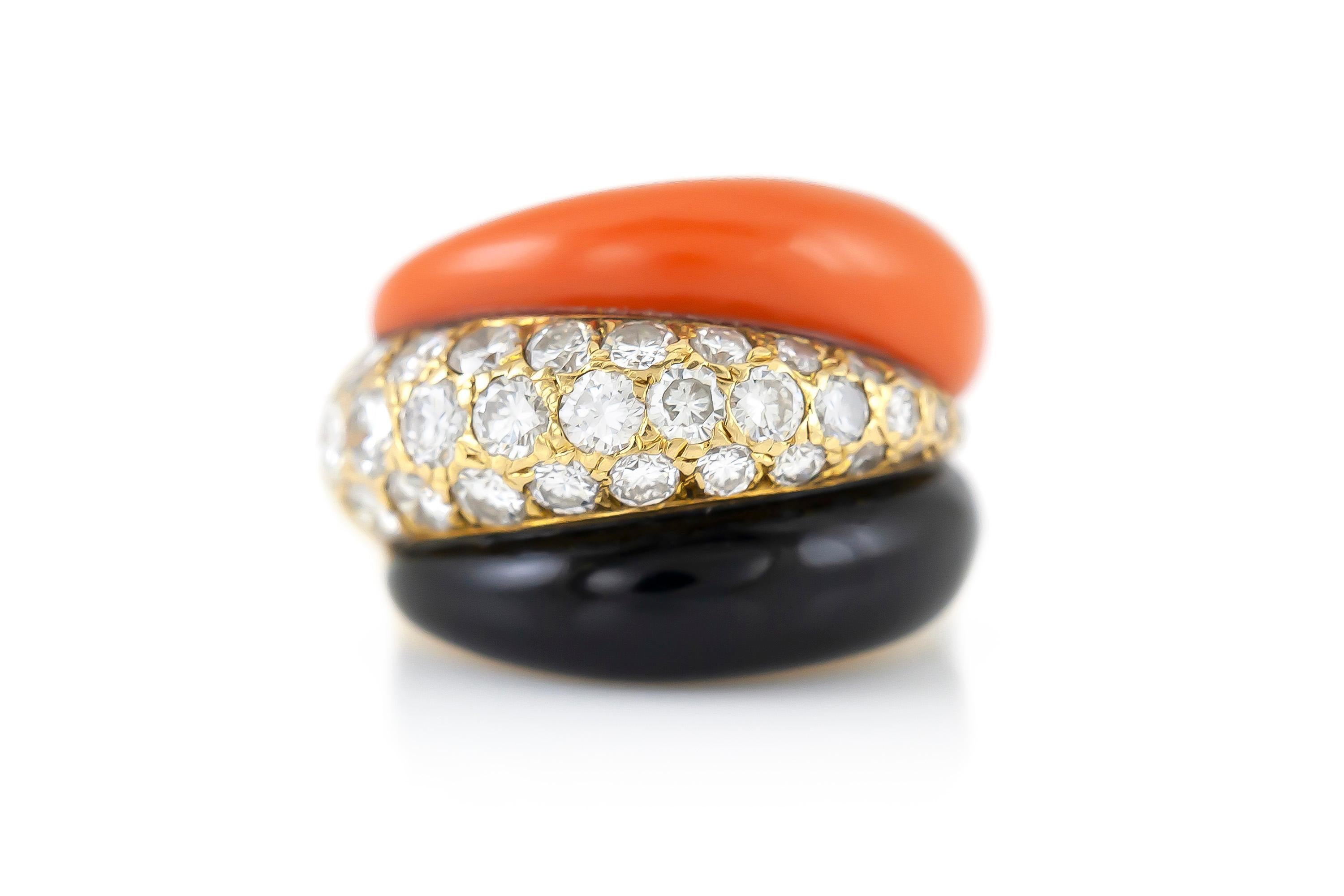 Beautiful Van Cleef & Arpels Set Coral Onyx Diamonds Earrings, Bracelet and Ring For Sale 2