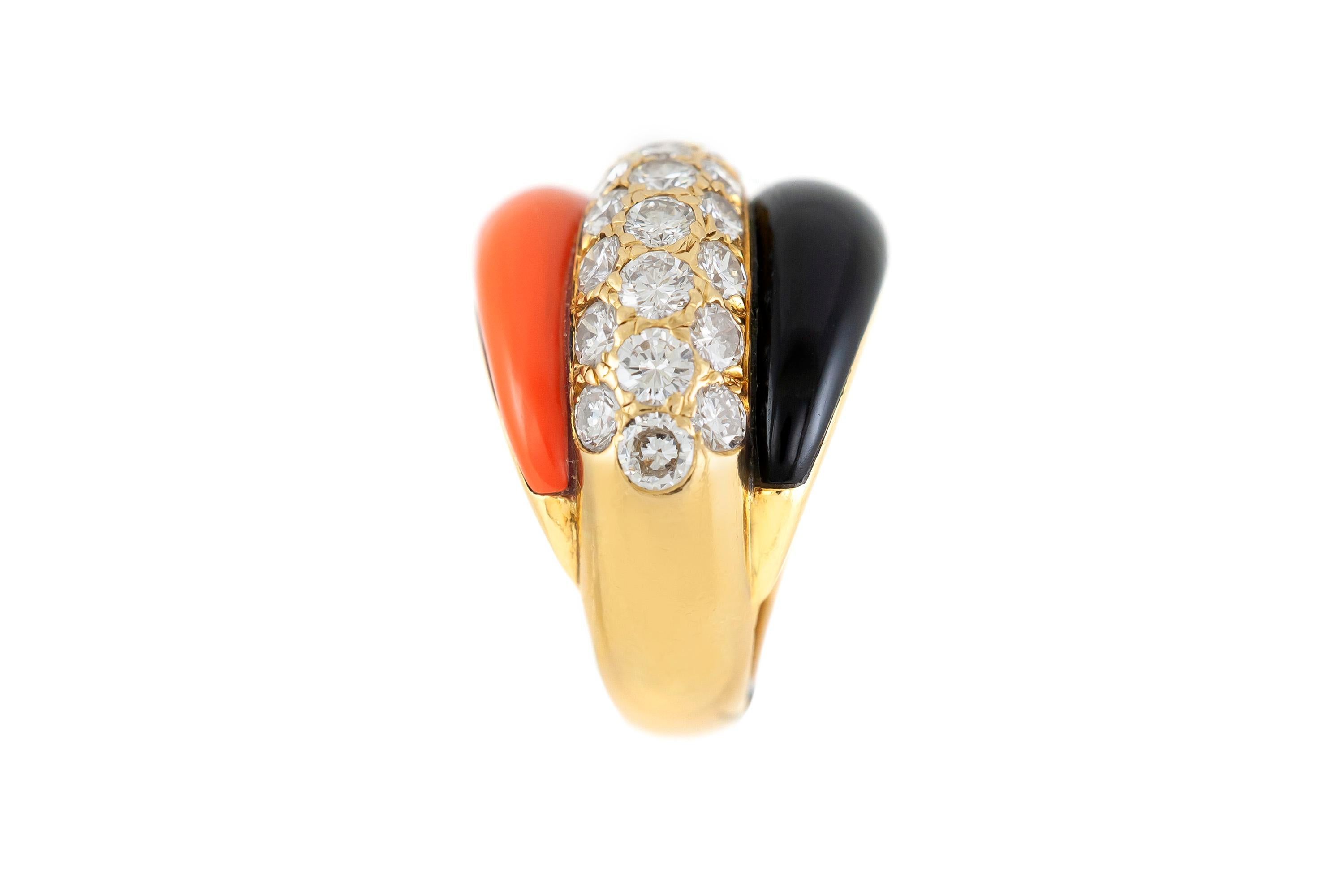 Beautiful Van Cleef & Arpels Set Coral Onyx Diamonds Earrings, Bracelet and Ring For Sale 3