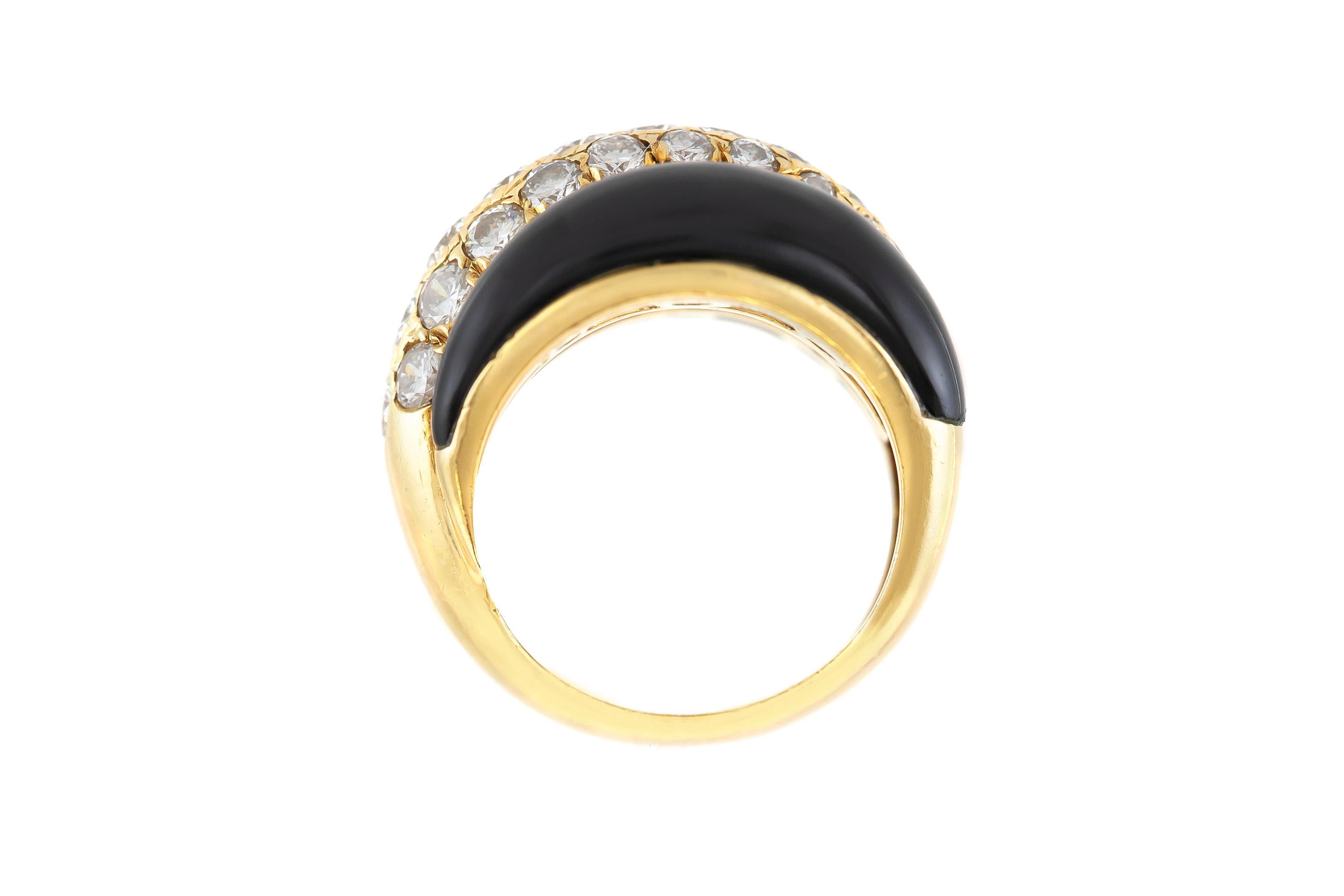 Beautiful Van Cleef & Arpels Set Coral Onyx Diamonds Earrings, Bracelet and Ring For Sale 4