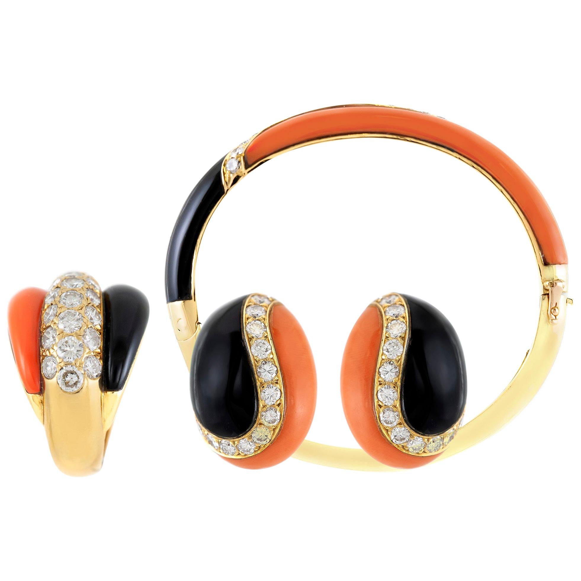Beautiful Van Cleef & Arpels Set Coral Onyx Diamonds Earrings, Bracelet and Ring For Sale