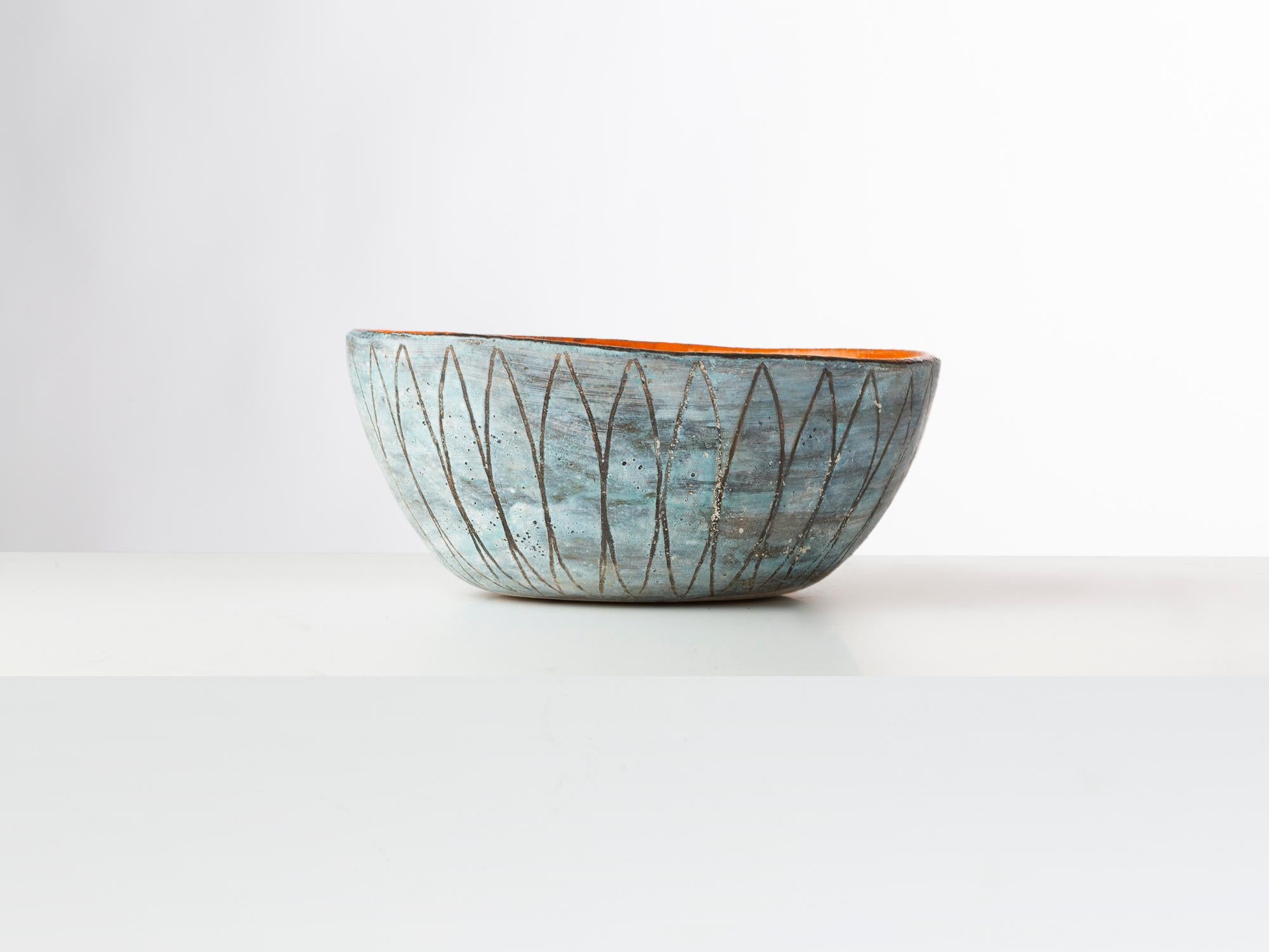 Beauiful André Aleth Masson ceramic bowl, glazed orange inside and grey/blue outside.
Signed under the base 'MASSON'.
Unique piece.

André Aleth Masson was a renowned French ceramicist whose work left an indelible mark on the world of pottery. Born