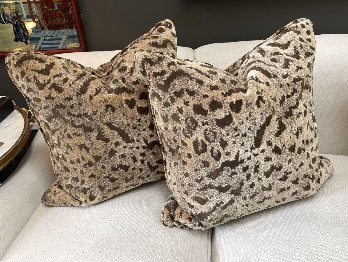 Cuscini con stampa animale leopardata in un bellissimo velluto con bordo autoportante.  Sono quadrati da 24 pollici.
Realizzato su misura da William R. Eubanks, Inc.
