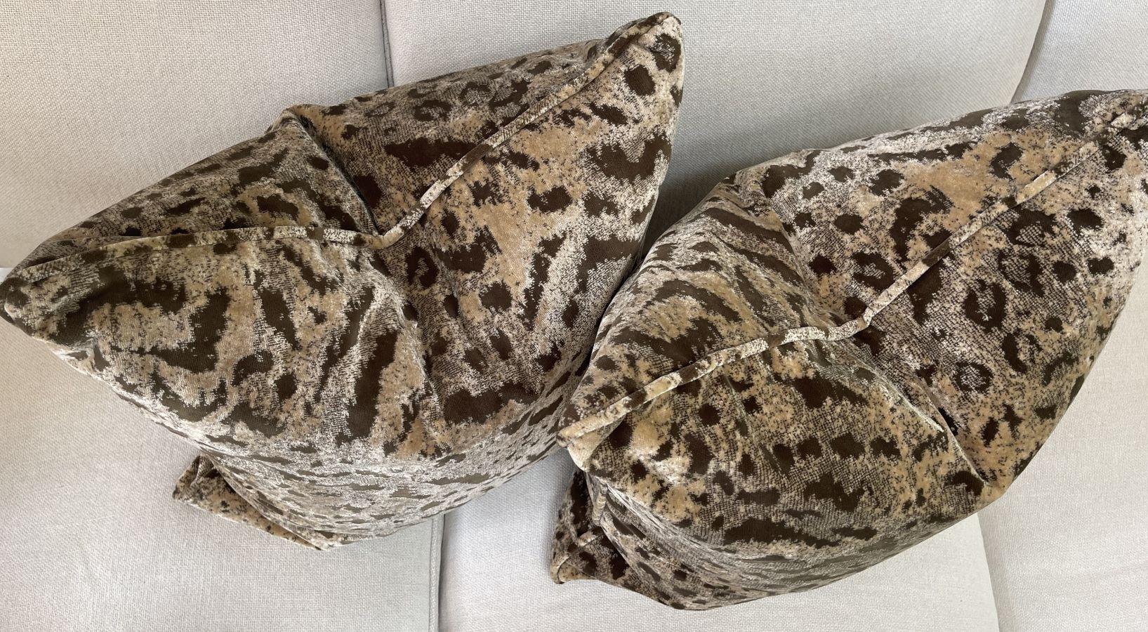 XXI secolo e contemporaneo Bellissimi cuscini in velluto con stampa animale leopardata in vendita