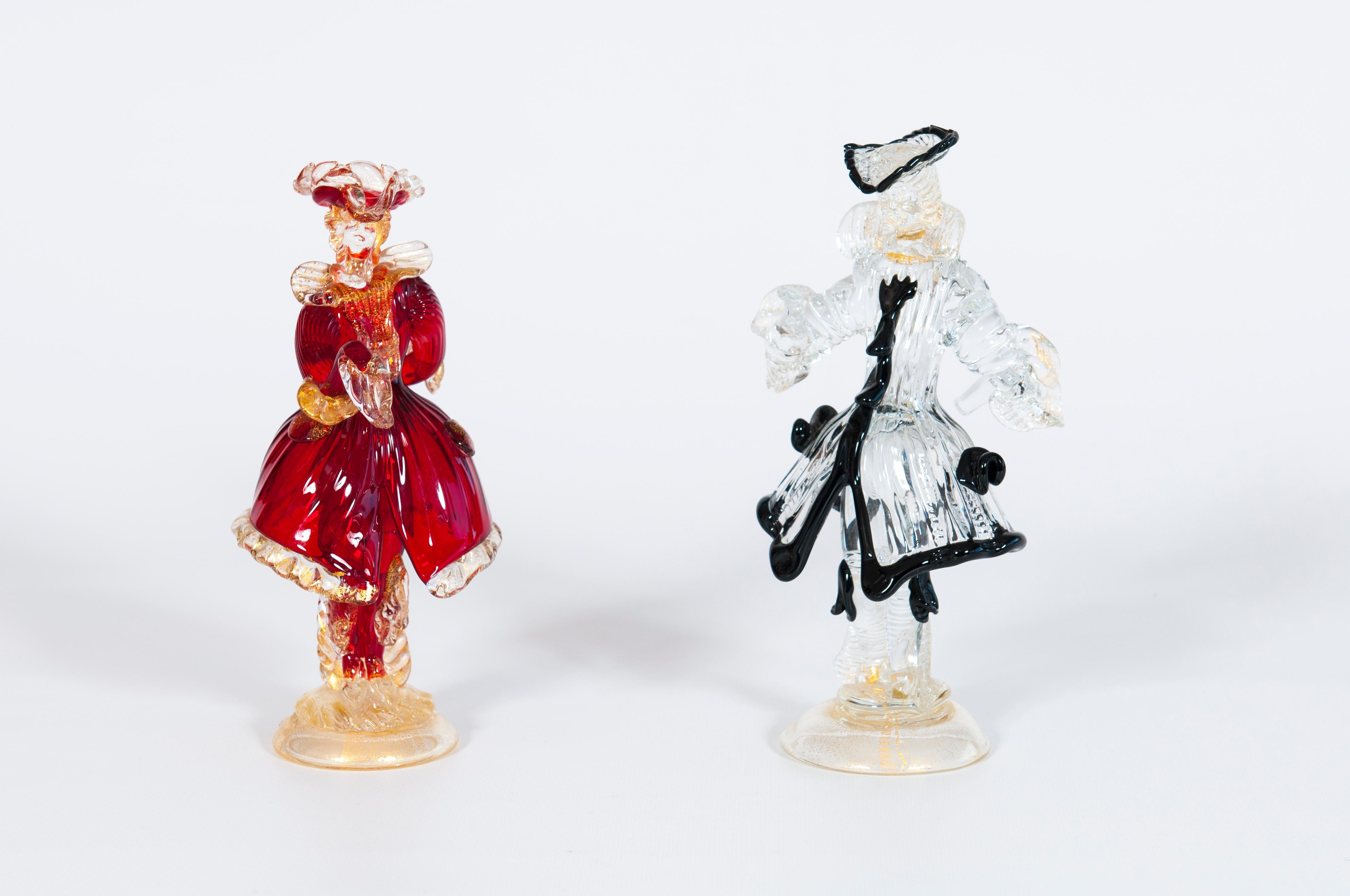 Beautiful Venetian lady and gentleman in ruby-red and black, with gold finishes.
This amazing Venetian set is composed of a lady and a gentleman in ruby-red glass with details in black and gold. These refined glass sculptures were entirely handmade