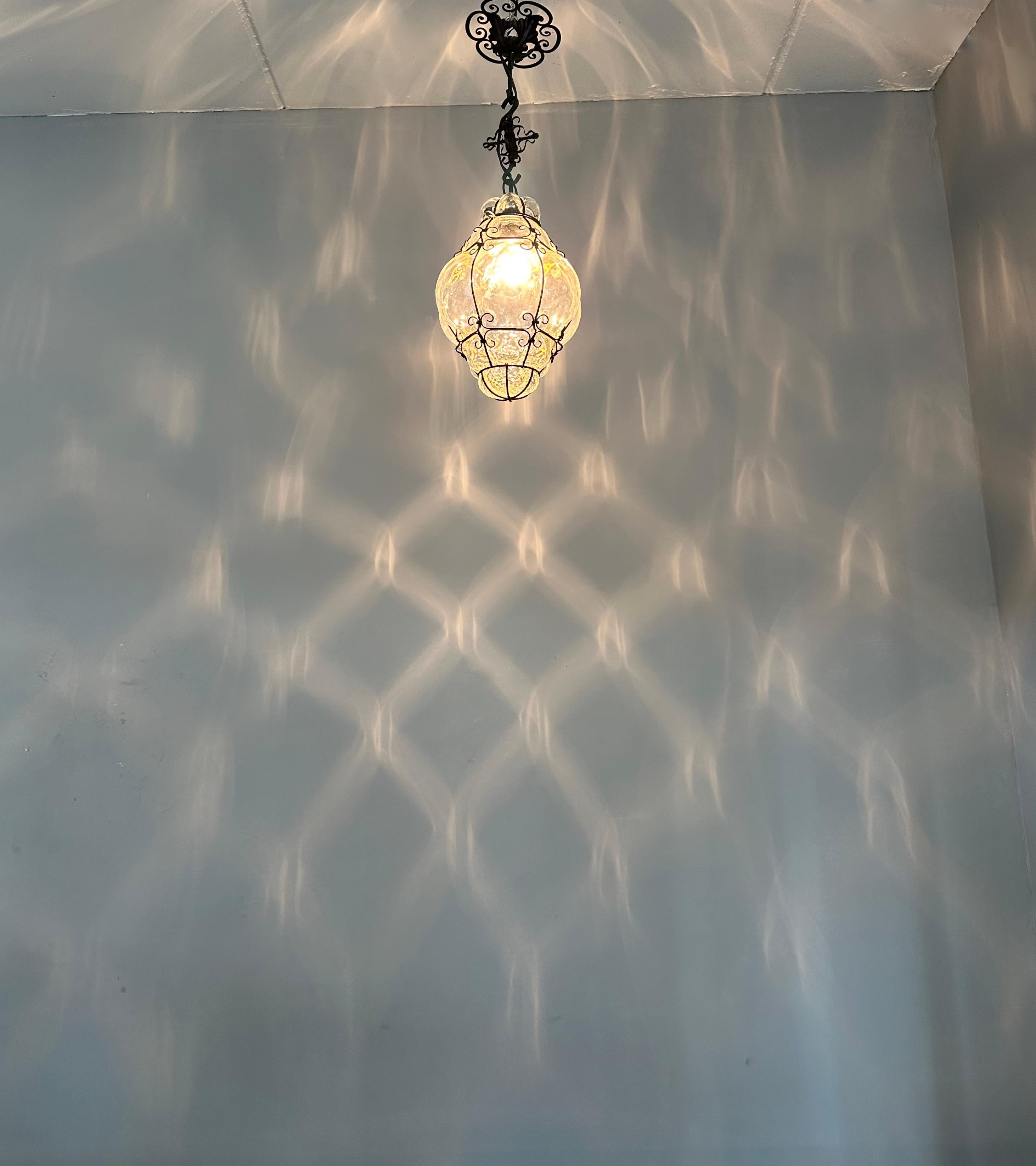 Magnifique lampe à suspension vénitienne de Murano, verre transparent soufflé à la bouche dans un cadre en fer en vente 4