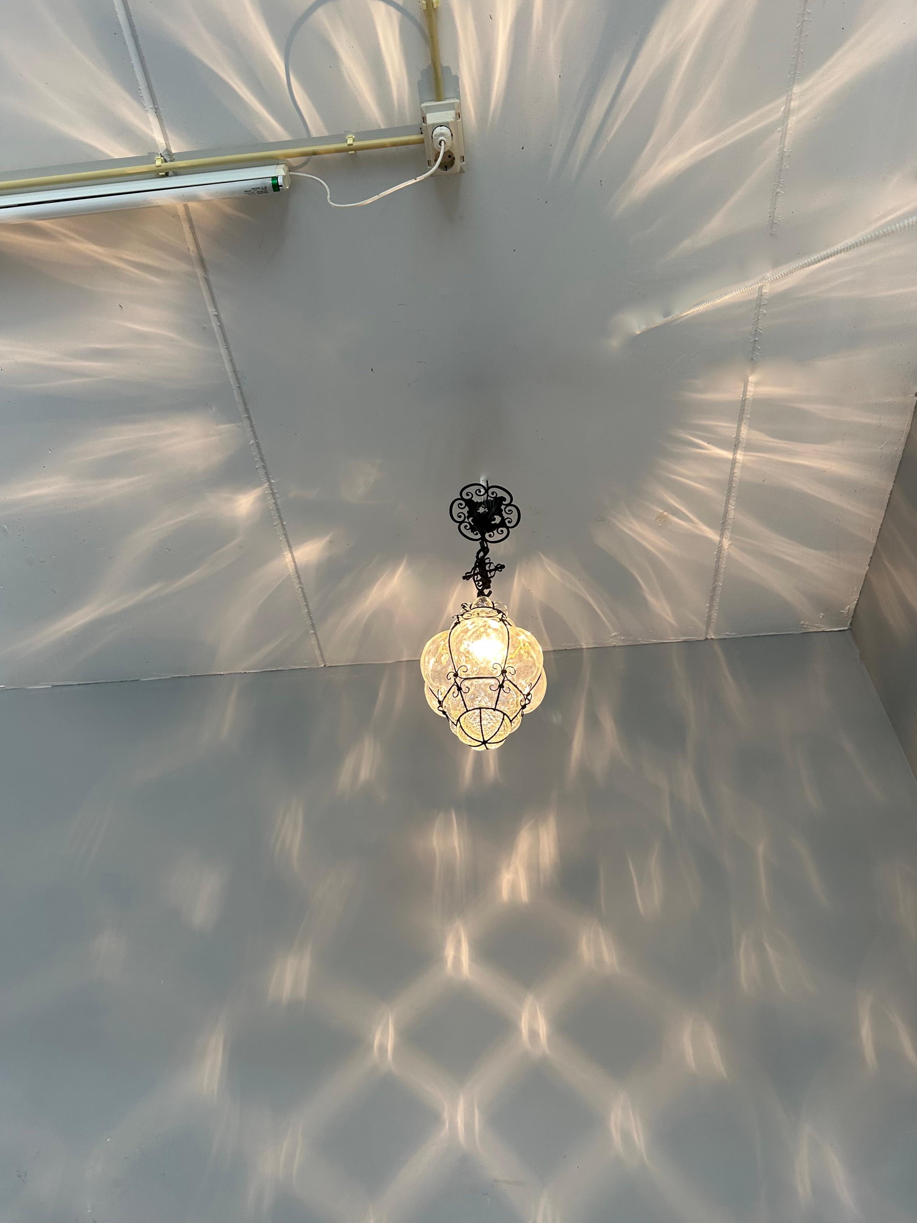 Magnifique lampe à suspension vénitienne de Murano, verre transparent soufflé à la bouche dans un cadre en fer en vente 5