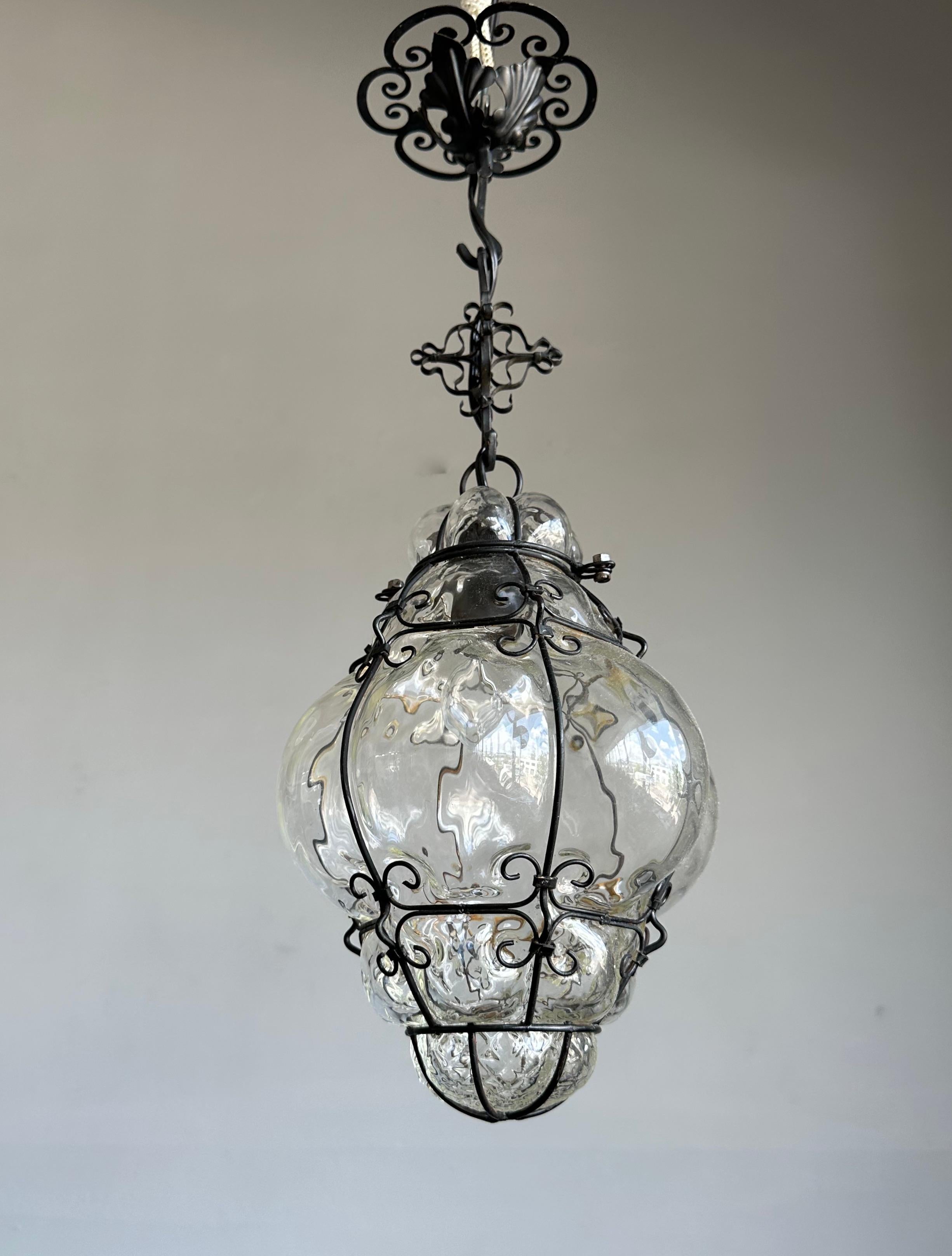 Arts and Crafts Magnifique lampe à suspension vénitienne de Murano, verre transparent soufflé à la bouche dans un cadre en fer en vente