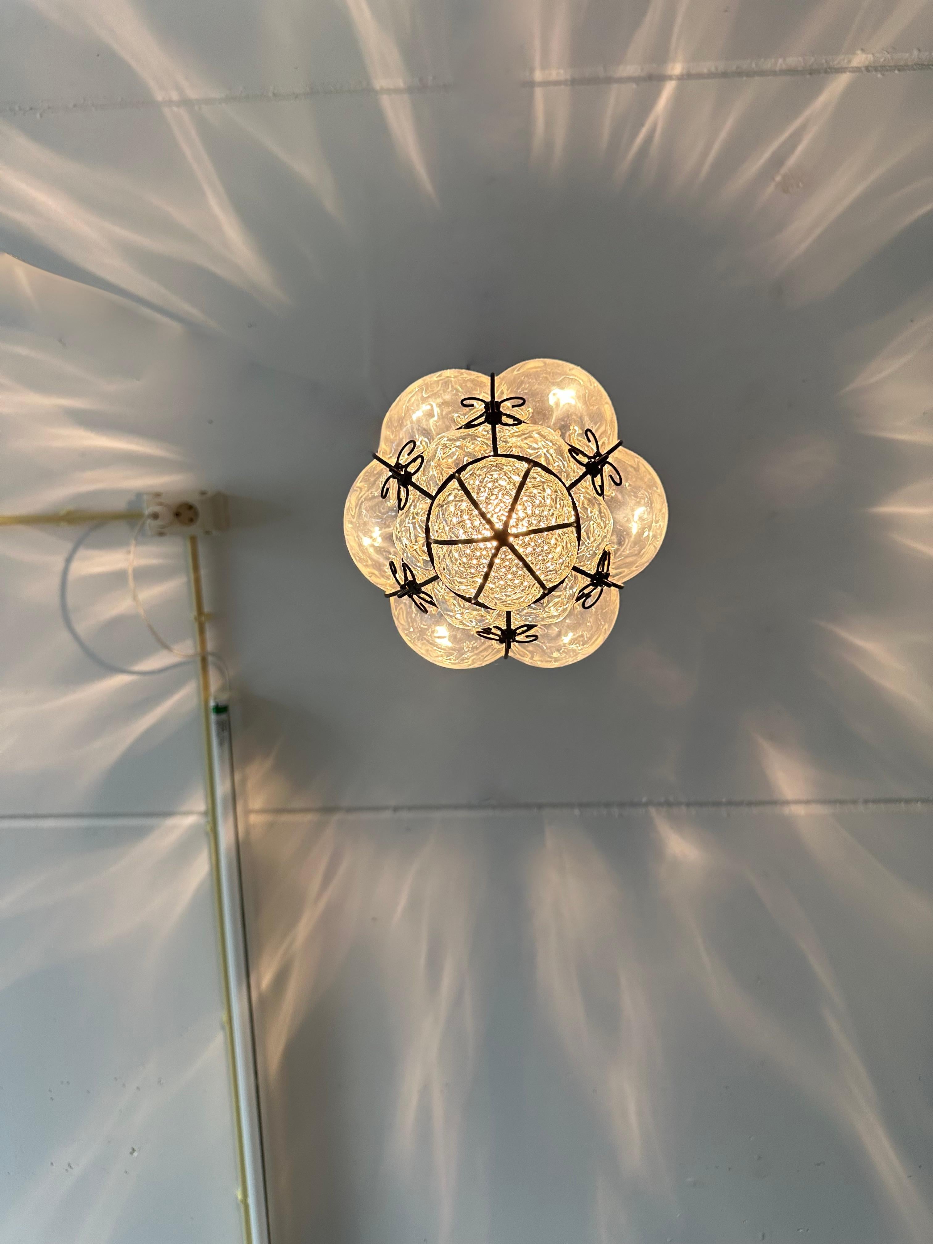 italien Magnifique lampe à suspension vénitienne de Murano, verre transparent soufflé à la bouche dans un cadre en fer en vente