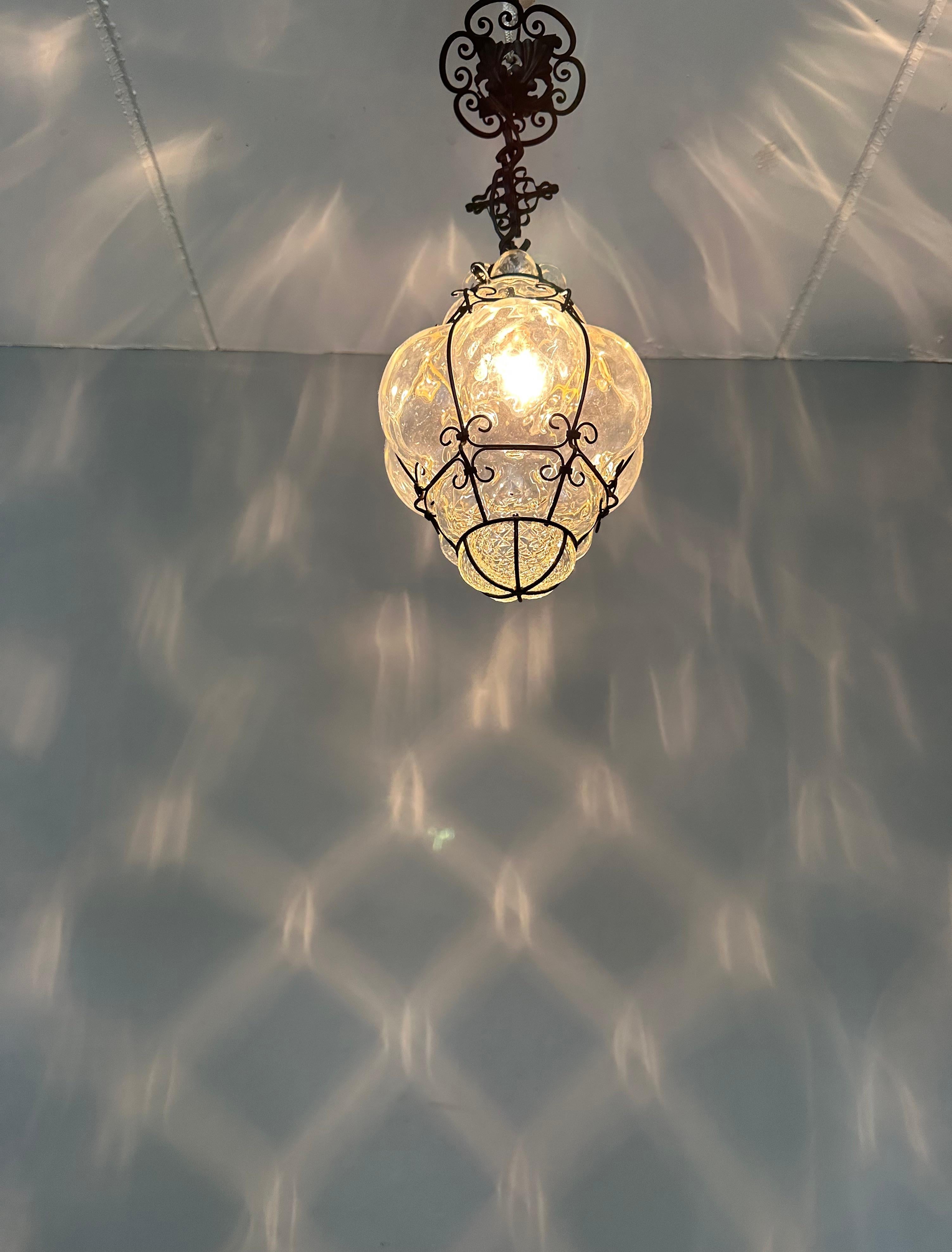 Forgé Magnifique lampe à suspension vénitienne de Murano, verre transparent soufflé à la bouche dans un cadre en fer en vente