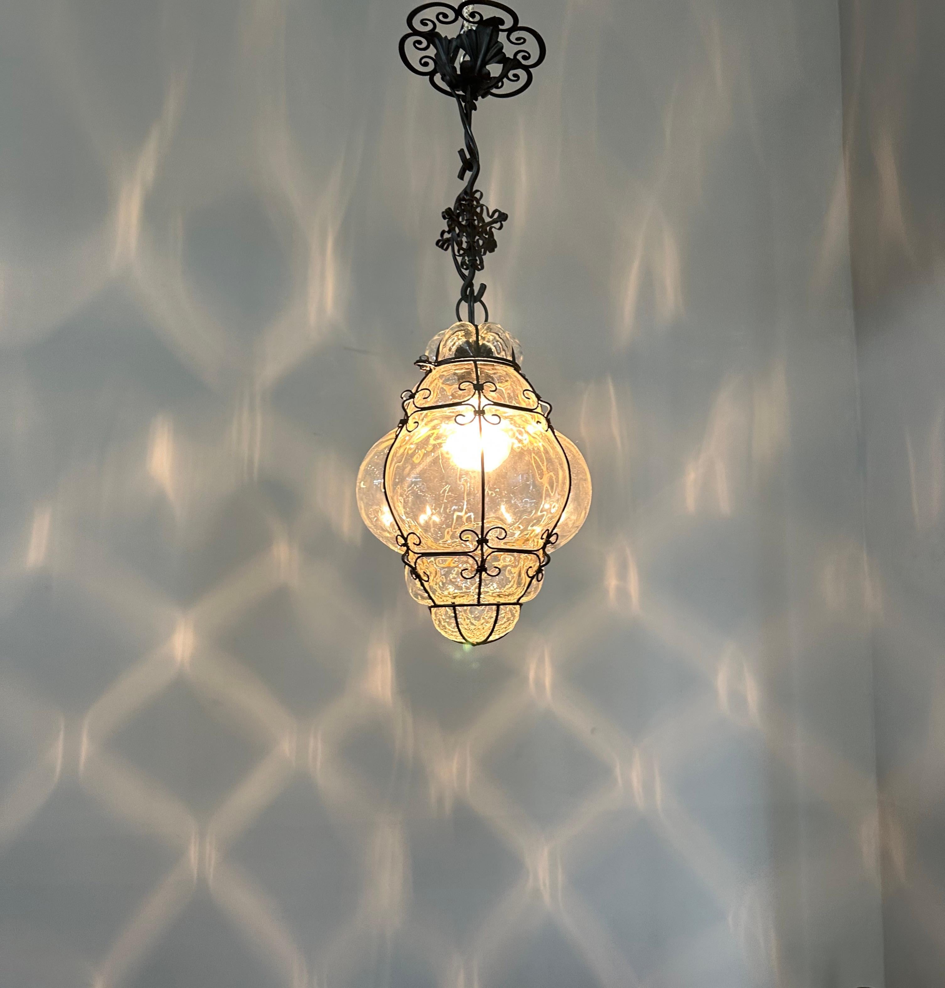 20ième siècle Magnifique lampe à suspension vénitienne de Murano, verre transparent soufflé à la bouche dans un cadre en fer en vente