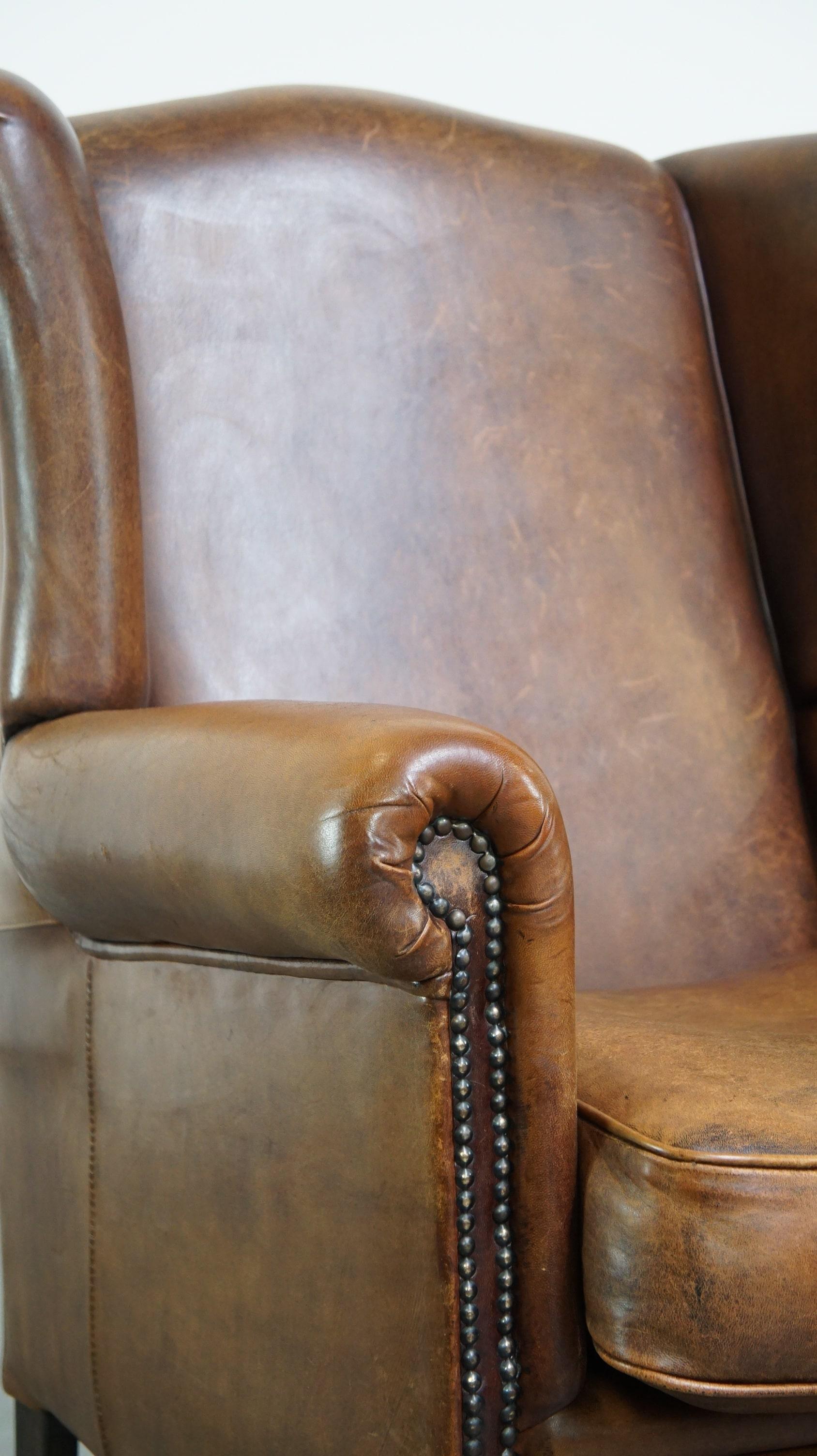 Magnifique et très confortable chaise à oreilles en peau de mouton de couleur cognac en vente 3