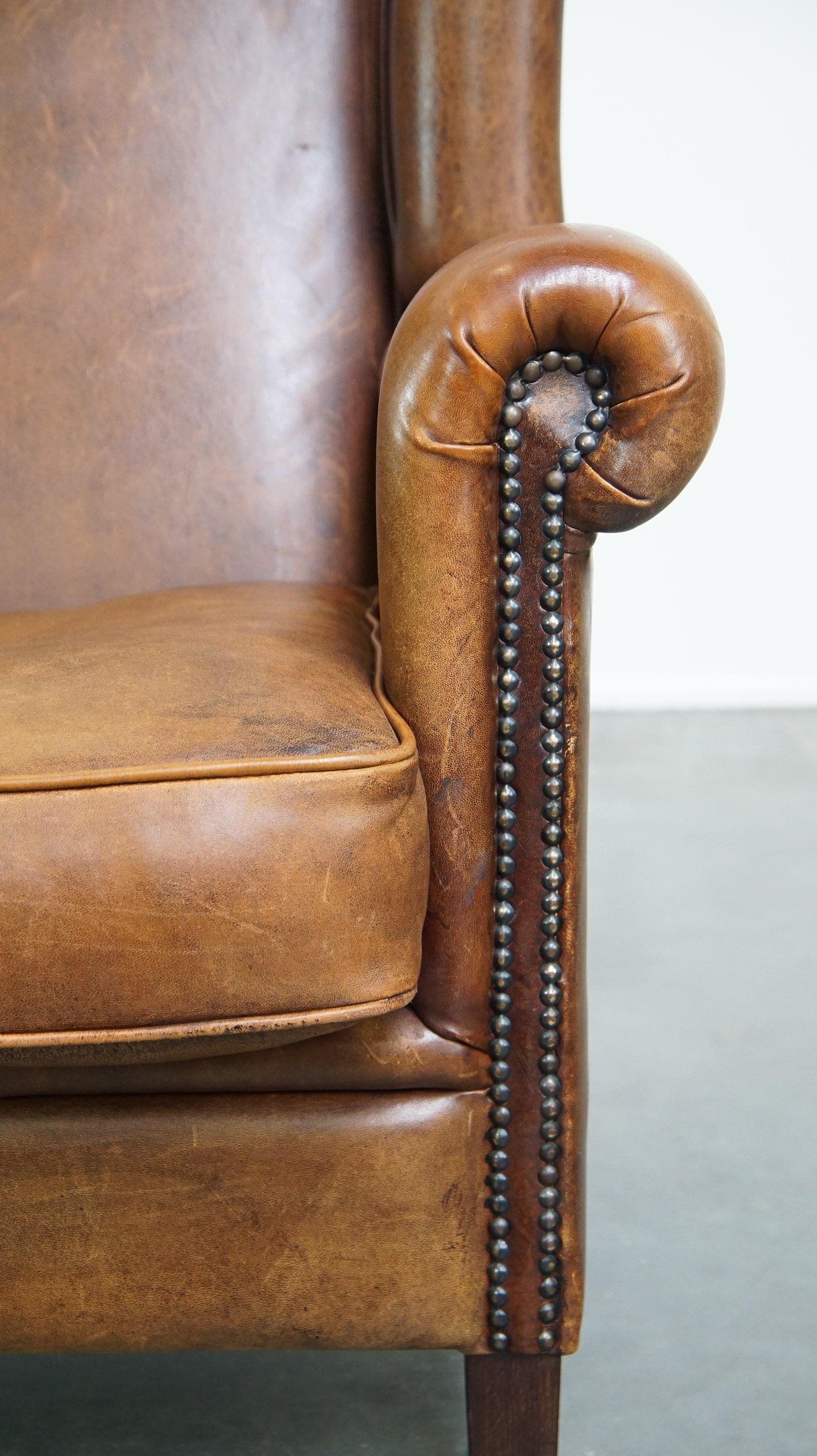 Magnifique et très confortable chaise à oreilles en peau de mouton de couleur cognac en vente 4